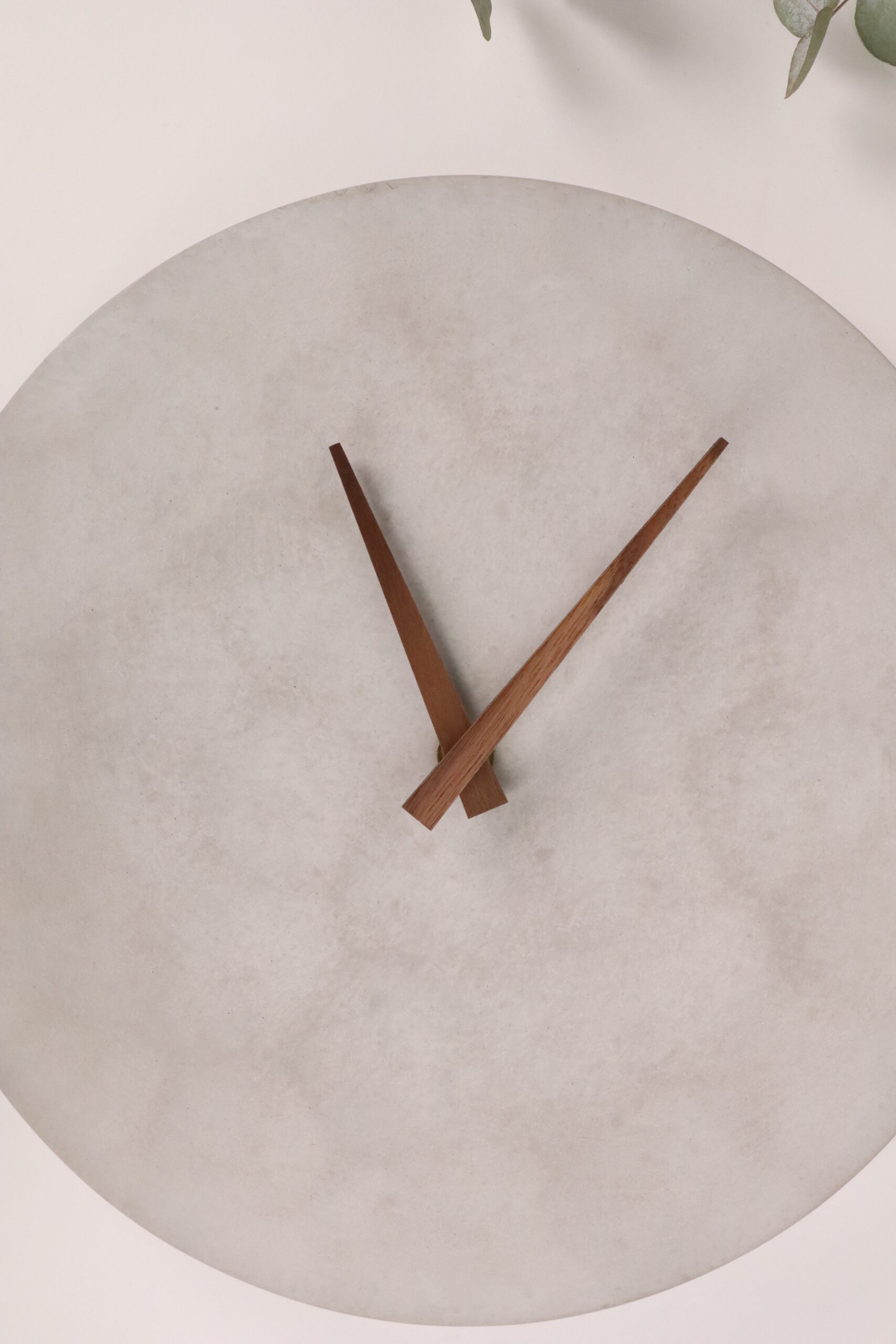 Uhr, deko, beton, home, haus, zuhause, wanduhr, betonuhr, dekoration, innenausstattung, modern, trend, modisch, cool, grau, industrie, industrial, einzigartig, ungewöhnlich, wohnzimmer, zimmer, coole, design, moderne, modernes, trendig, zeiger, zeigern, zahlen, ziffern, trenduhr, uhrtrend, uhrentrend