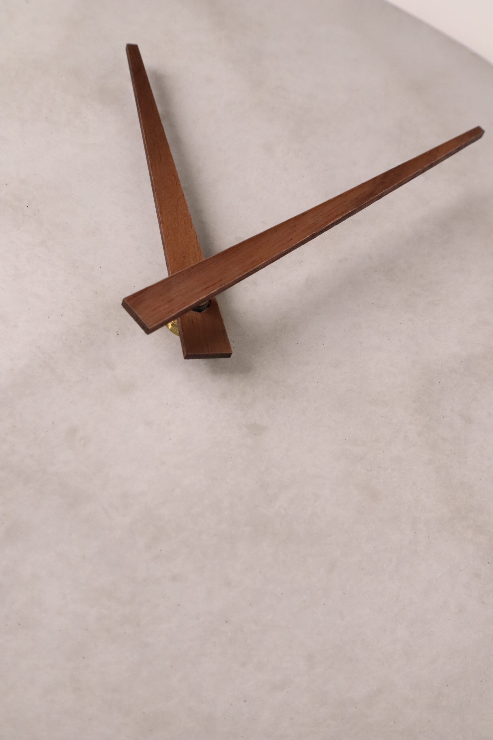 Uhr, deko, beton, home, haus, zuhause, wanduhr, betonuhr, dekoration, innenausstattung, modern, trend, modisch, cool, grau, industrie, industrial, einzigartig, ungewöhnlich, wohnzimmer, zimmer, coole, design, moderne, modernes, trendig, zeiger, zeigern, zahlen, ziffern, trenduhr, uhrtrend, uhrentrend