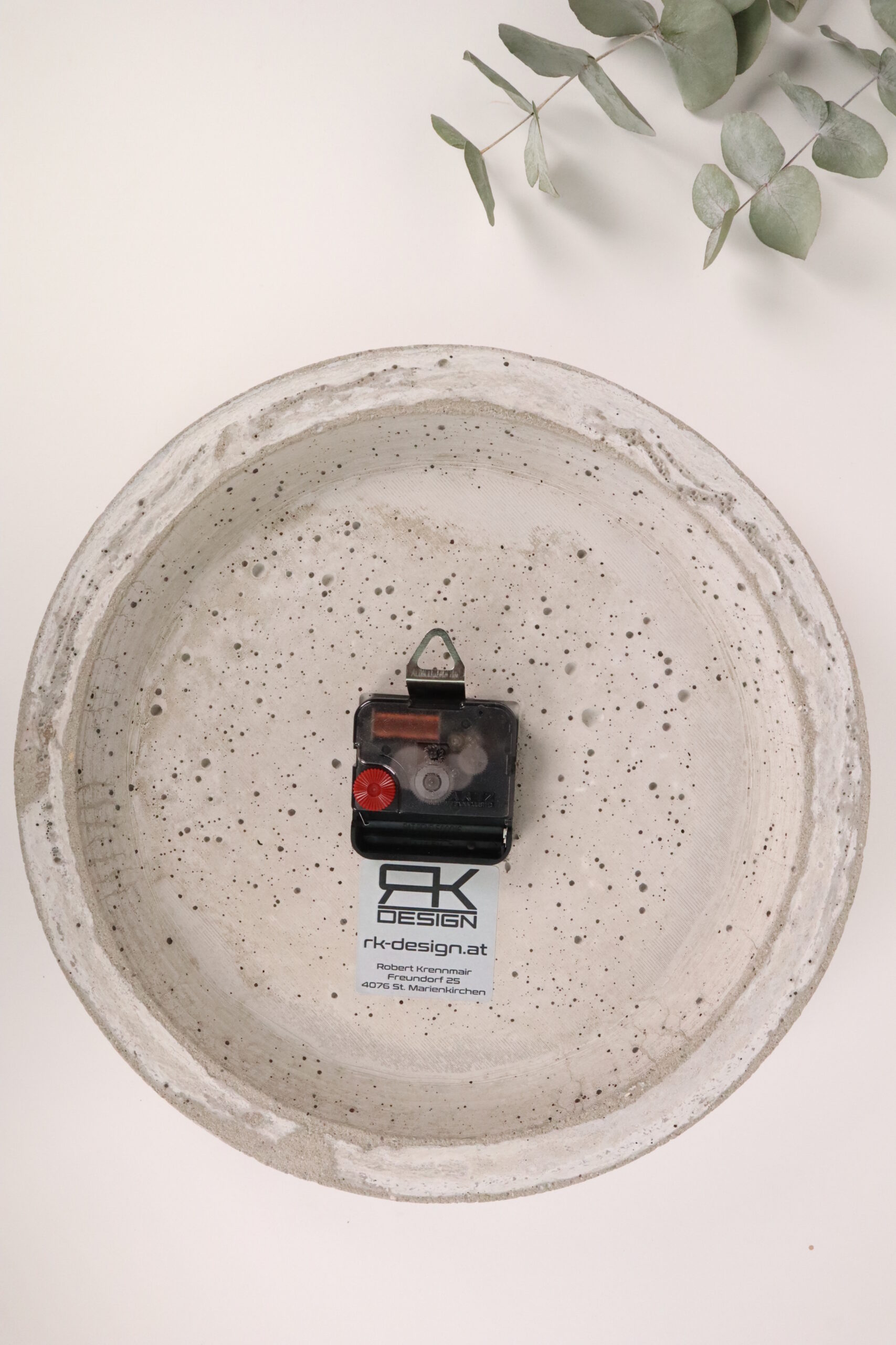 Uhr, deko, beton, home, haus, zuhause, wanduhr, betonuhr, dekoration, innenausstattung, modern, trend, modisch, cool, grau, industrie, industrial, einzigartig, ungewöhnlich, wohnzimmer, zimmer, coole, design, moderne, modernes, trendig,