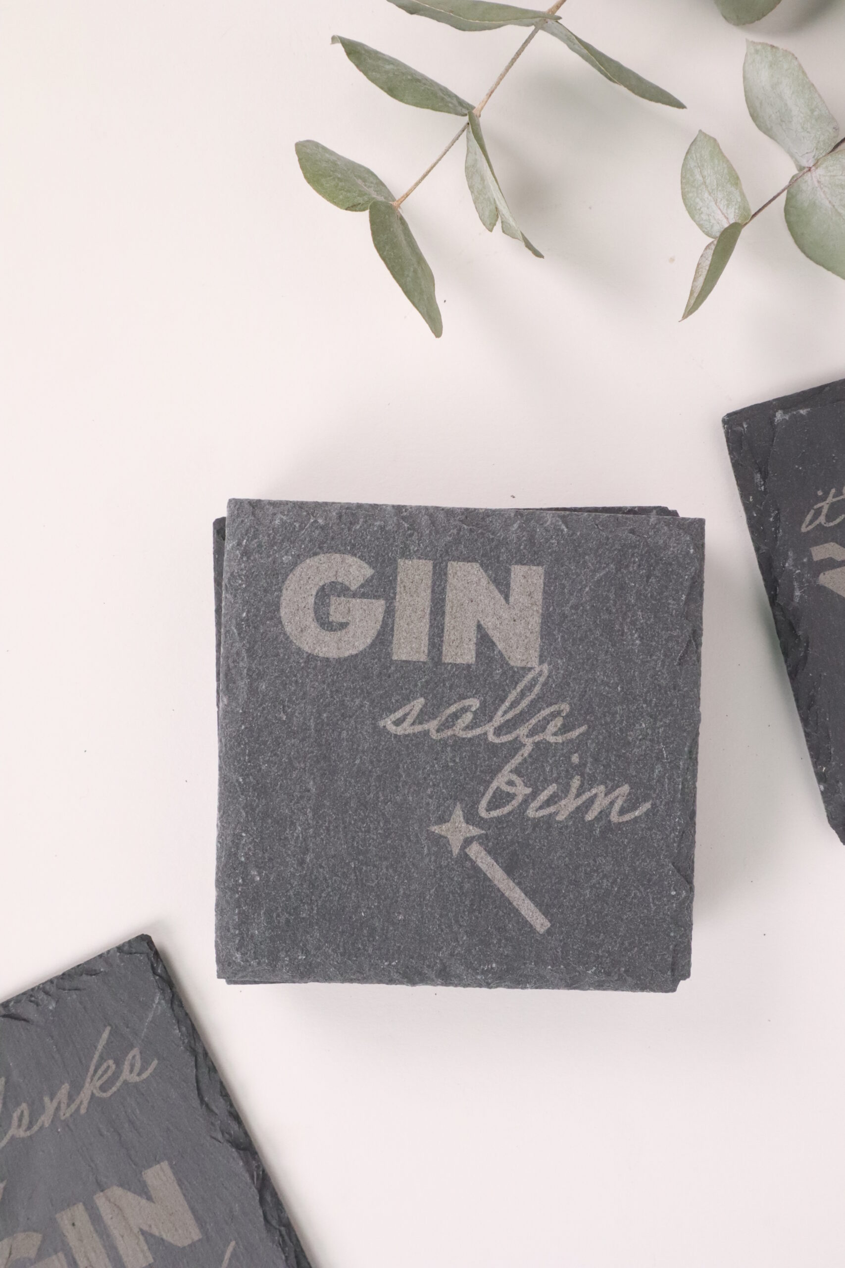 untersetzer, schiefer, getränk, getränkeuntersetzer, schieferuntersetzer, grau, modern, trend, bar, drinks, alkohol, cocktail, wein, bier, gin, whiskey, drinks, drink, nightout, bar, barzubehör, getränke, liebhaber, ginlover, gintonic, gin-tonic, cool, modisch,