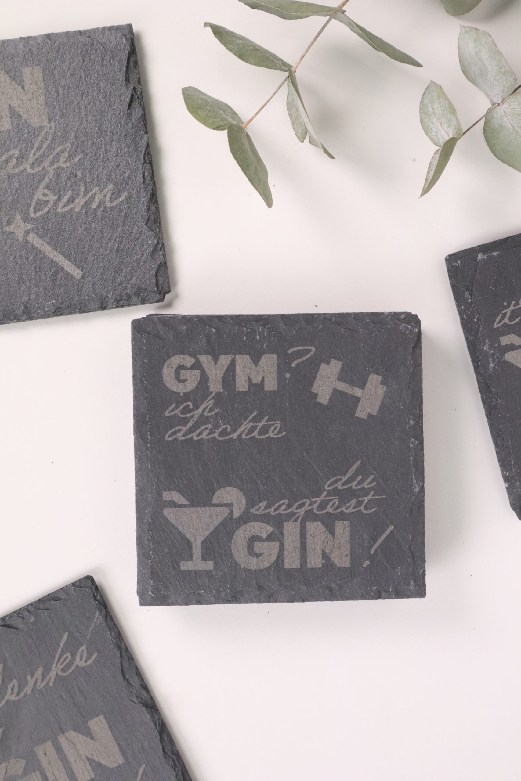 untersetzer, schiefer, getränk, getränkeuntersetzer, schieferuntersetzer, grau, modern, trend, bar, drinks, alkohol, cocktail, wein, bier, gin, whiskey, drinks, drink, nightout, bar, barzubehör, getränke, liebhaber, ginlover, gintonic, gin-tonic, cool, modisch,