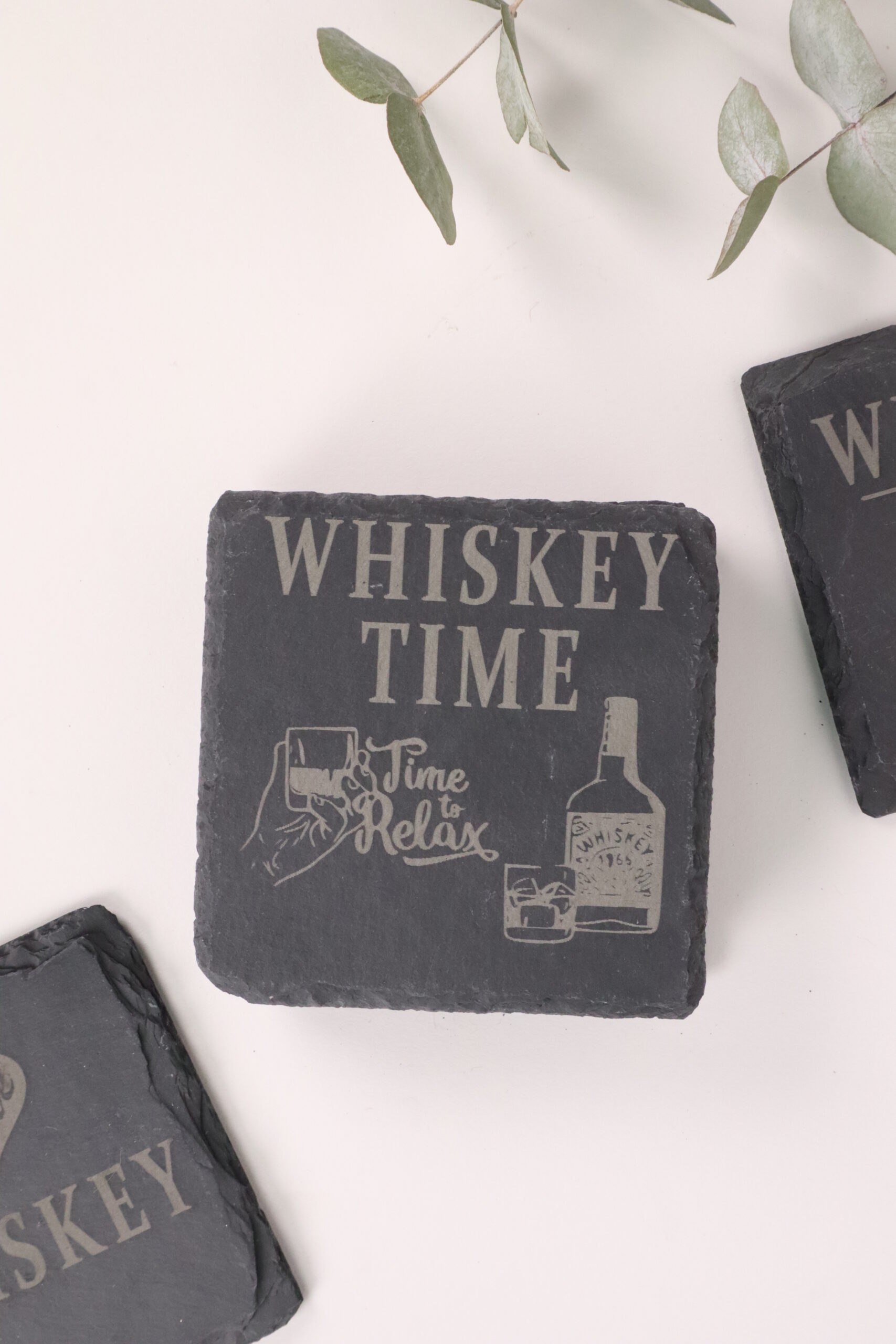untersetzer, schiefer, getränk, getränkeuntersetzer, schieferuntersetzer, grau, modern, trend, bar, drinks, alkohol, cocktail, wein, bier, gin, whiskey, drinks, drink, nightout, bar, barzubehör, getränke, liebhaber, ginlover, gintonic, gin-tonic, cool, modisch, whiskey, whiskeytime, whiskeylover, lover, i, love, hobby