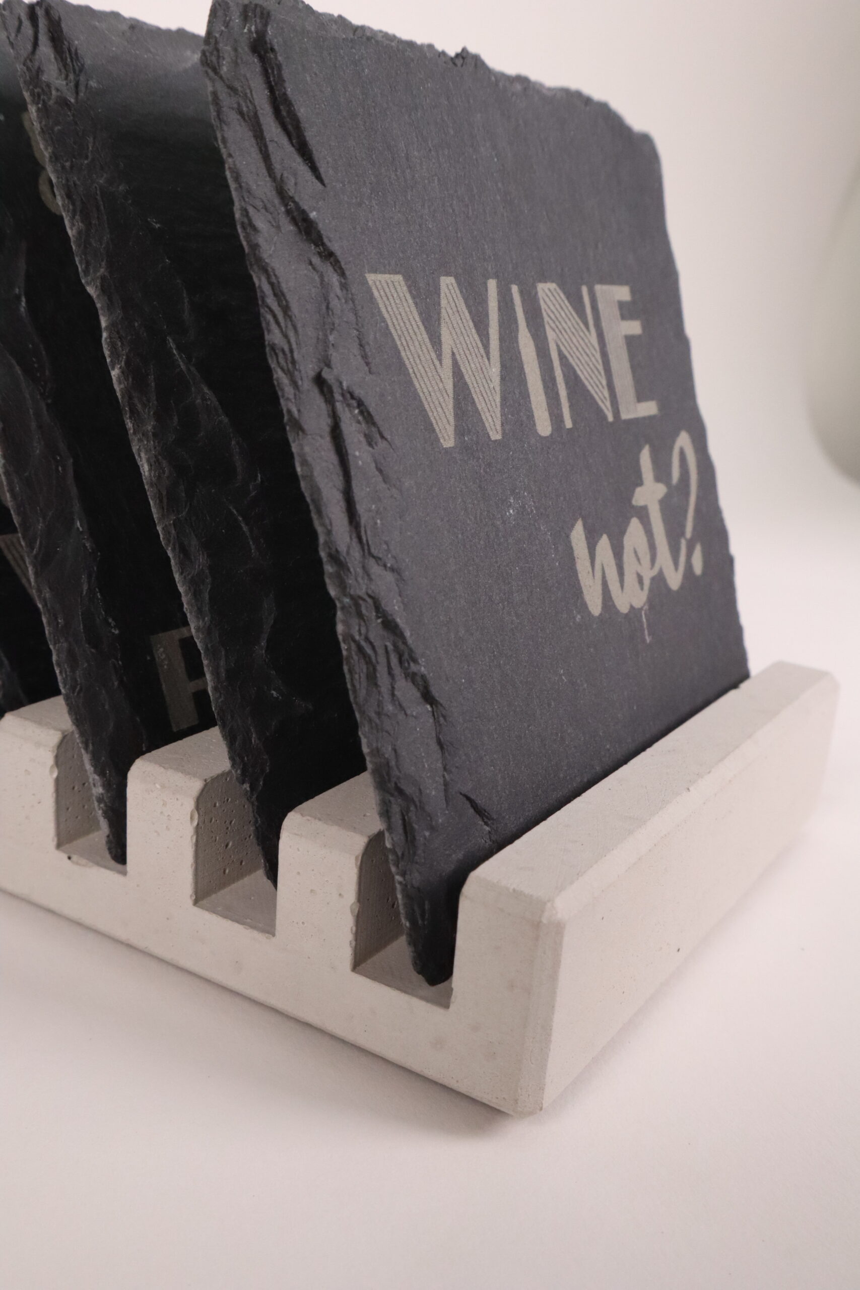 untersetzer, schiefer, getränk, getränkeuntersetzer, schieferuntersetzer, grau, modern, trend, bar, drinks, alkohol, cocktail, wein, bier, gin, whiskey, drinks, drink, nightout, bar, barzubehör, getränke, liebhaber, ginlover, gintonic, gin-tonic, cool, modisch, whiskey, whiskeytime, whiskeylover, lover, i, love, hobby