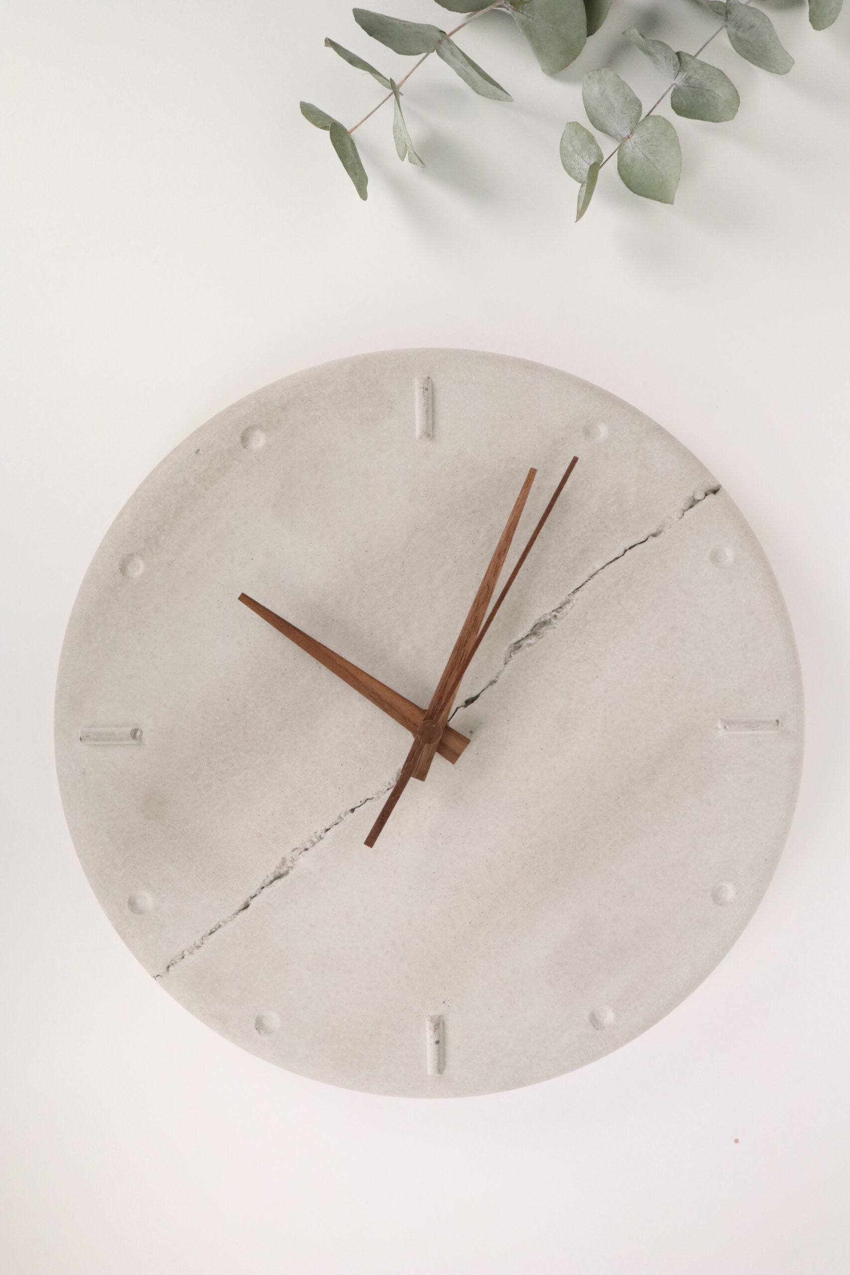 Uhr, deko, beton, home, haus, zuhause, wanduhr, betonuhr, dekoration, innenausstattung, modern, trend, modisch, cool, grau, industrie, industrial, einzigartig, ungewöhnlich, wohnzimmer, zimmer, coole, design, moderne, modernes, trendig, zeiger, zeigern, zahlen, ziffern, trenduhr, uhrtrend, uhrentrend