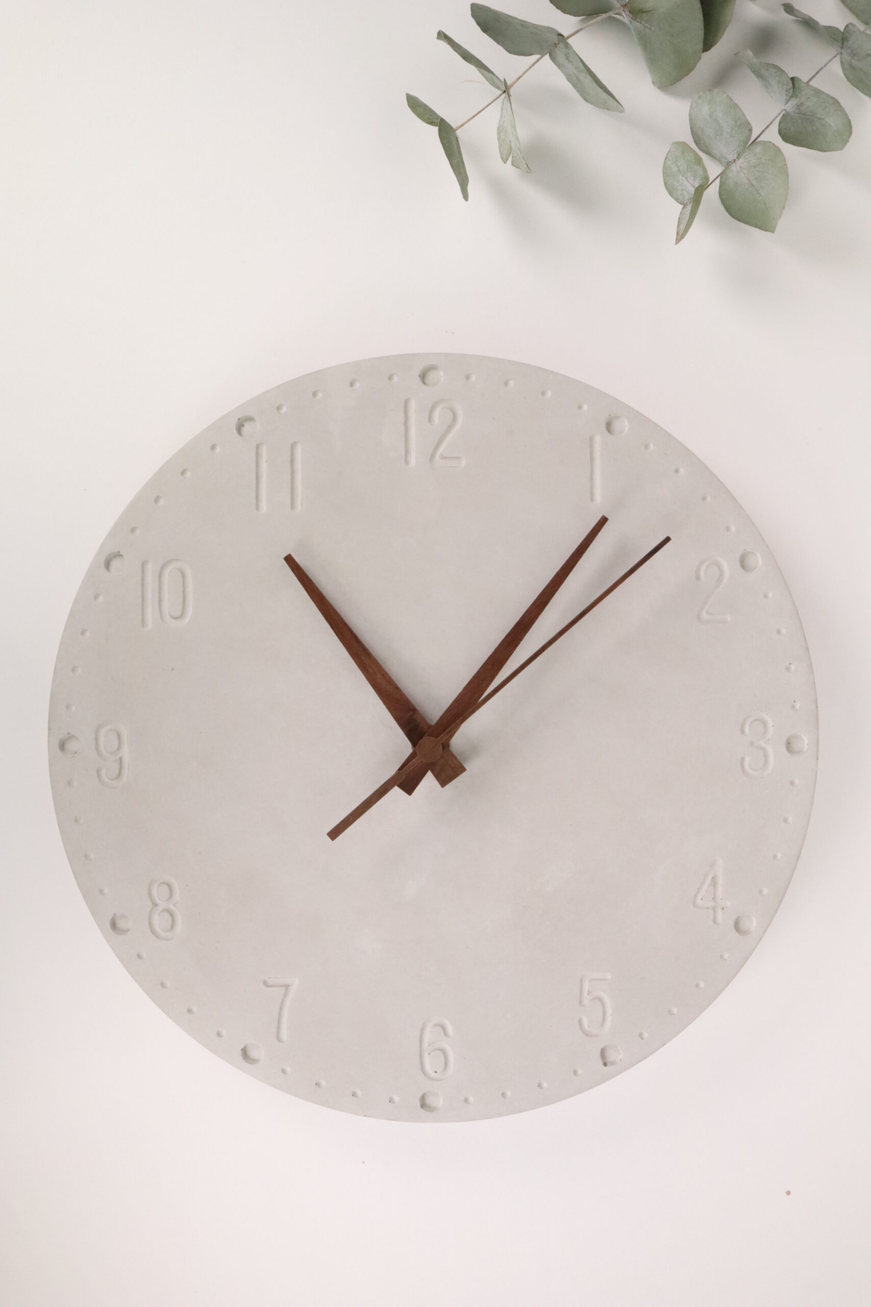 Uhr, deko, beton, home, haus, zuhause, wanduhr, betonuhr, dekoration, innenausstattung, modern, trend, modisch, cool, grau, industrie, industrial, einzigartig, ungewöhnlich, wohnzimmer, zimmer, coole, design, moderne, modernes, trendig, zeiger, zeigern, zahlen, ziffern, trenduhr, uhrtrend, uhrentrend