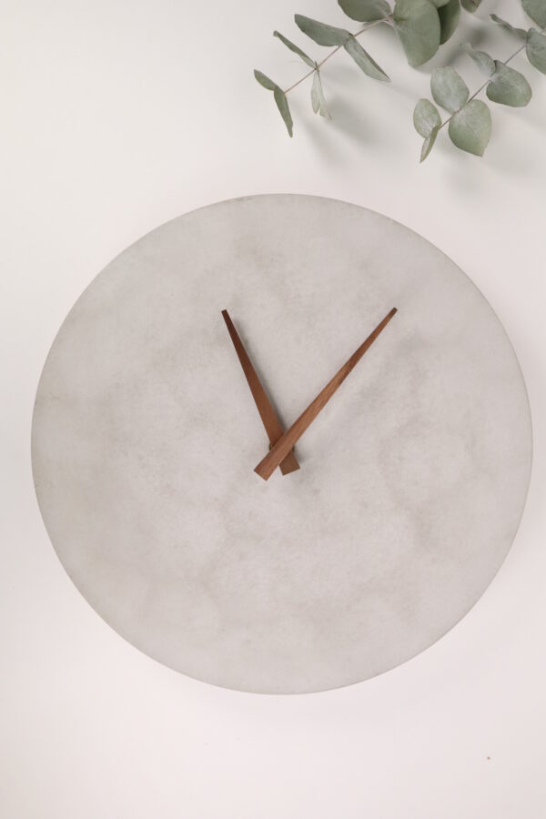 Uhr, deko, beton, home, haus, zuhause, wanduhr, betonuhr, dekoration, innenausstattung, modern, trend, modisch, cool, grau, industrie, industrial, einzigartig, ungewöhnlich, wohnzimmer, zimmer, coole, design, moderne, modernes, trendig, zeiger, zeigern, zahlen, ziffern, trenduhr, uhrtrend, uhrentrend