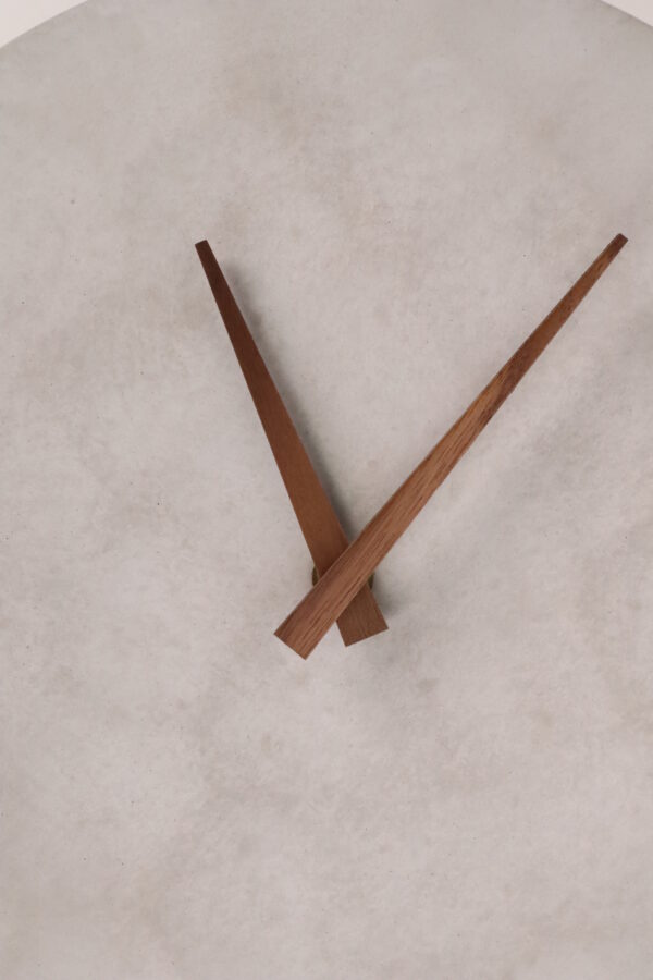 Uhr, deko, beton, home, haus, zuhause, wanduhr, betonuhr, dekoration, innenausstattung, modern, trend, modisch, cool, grau, industrie, industrial, einzigartig, ungewöhnlich, wohnzimmer, zimmer, coole, design, moderne, modernes, trendig, zeiger, zeigern, zahlen, ziffern, trenduhr, uhrtrend, uhrentrend
