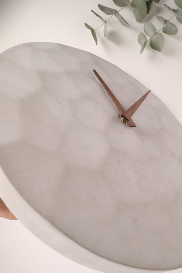 Uhr, deko, beton, home, haus, zuhause, wanduhr, betonuhr, dekoration, innenausstattung, modern, trend, modisch, cool, grau, industrie, industrial, einzigartig, ungewöhnlich, wohnzimmer, zimmer, coole, design, moderne, modernes, trendig,