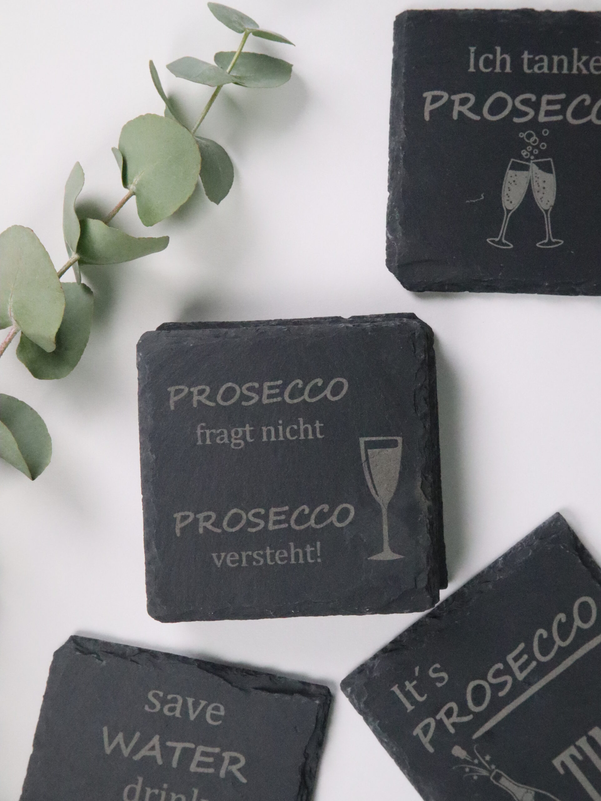 Untersetzer, getränk, bar, getränkeuntersetzer, alkohol, trinken, laser, gelasert, spruch, lustig, witzig, cool, cooler, glasuntersetzer, glas, flasche, becher, disco, prosecco, grau, schiefer, modern, kühl, kalt, schwer, hochwertig, trend, trendig, set, sekt, sprudel, champagner, moet, witzige, lachen, geschenk, für, alkoholiker,