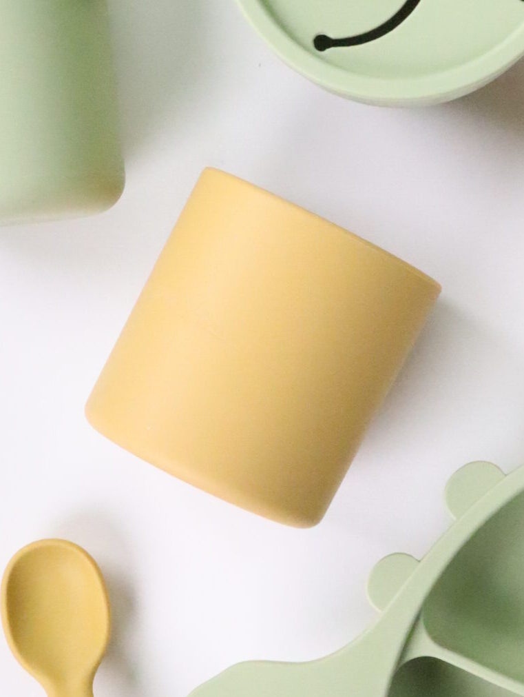 Essen, geschirr, kindergeschirr, babygeschirr, kind, baby, kleinkind, essen lernen, brei, beikost, breikost, teller, schale, schüssel, löffel, dino, dinos, dinosaurier, bunt, pastell, modern, trend, praktisch, geburtsgeschenk