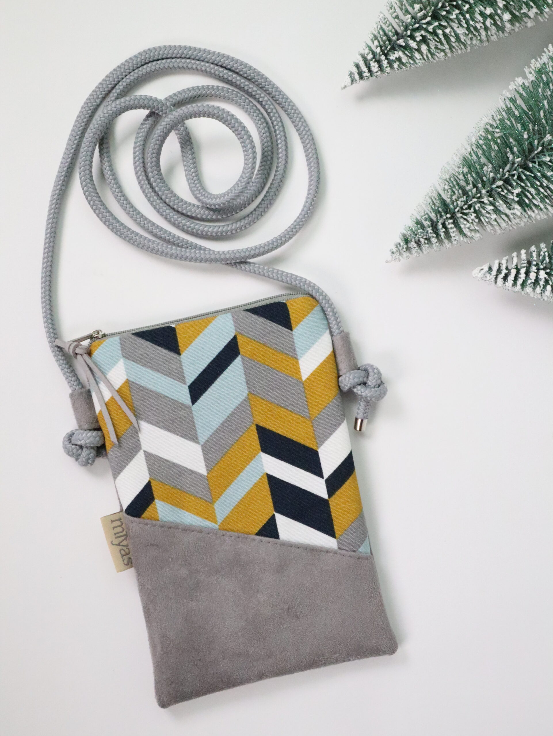 Tasche, handy, handytasche, handtasche, kleine tasche, umhängetasche, zum umhängen, modisch, trend, händy, handytrage, handybörse, umhängehandy, trendtasche, taschentrend, 2022, modisch, modische,