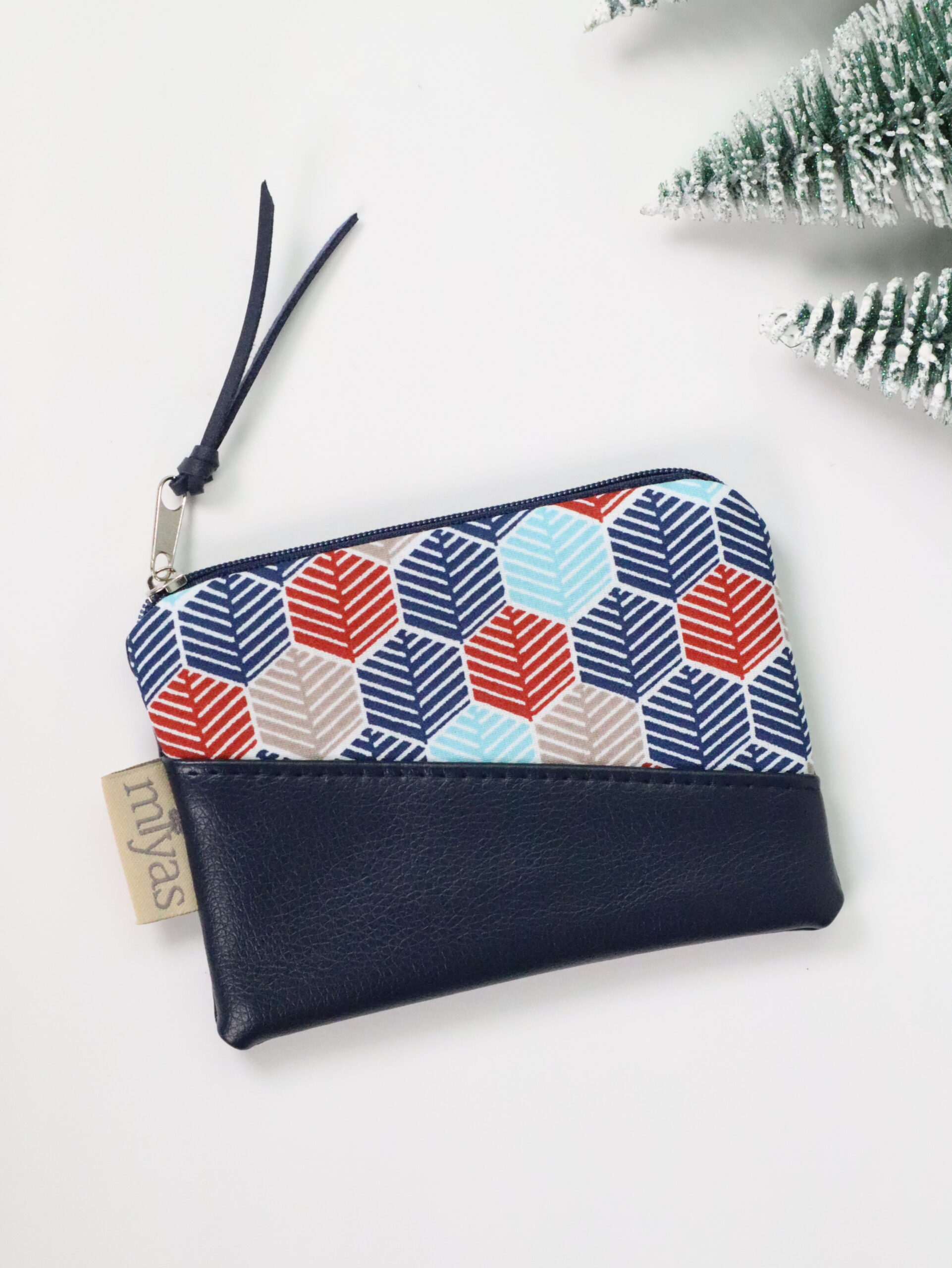 Täschchen, geld, geldtasche, geldbörse, börse, börserl, bunt, modern, modisch, trend, trendtasche, täschchen, cool, muster, kunstleder, vegan, veganes leder, nachhaltig, handmade, handgemacht, handgefertigt,