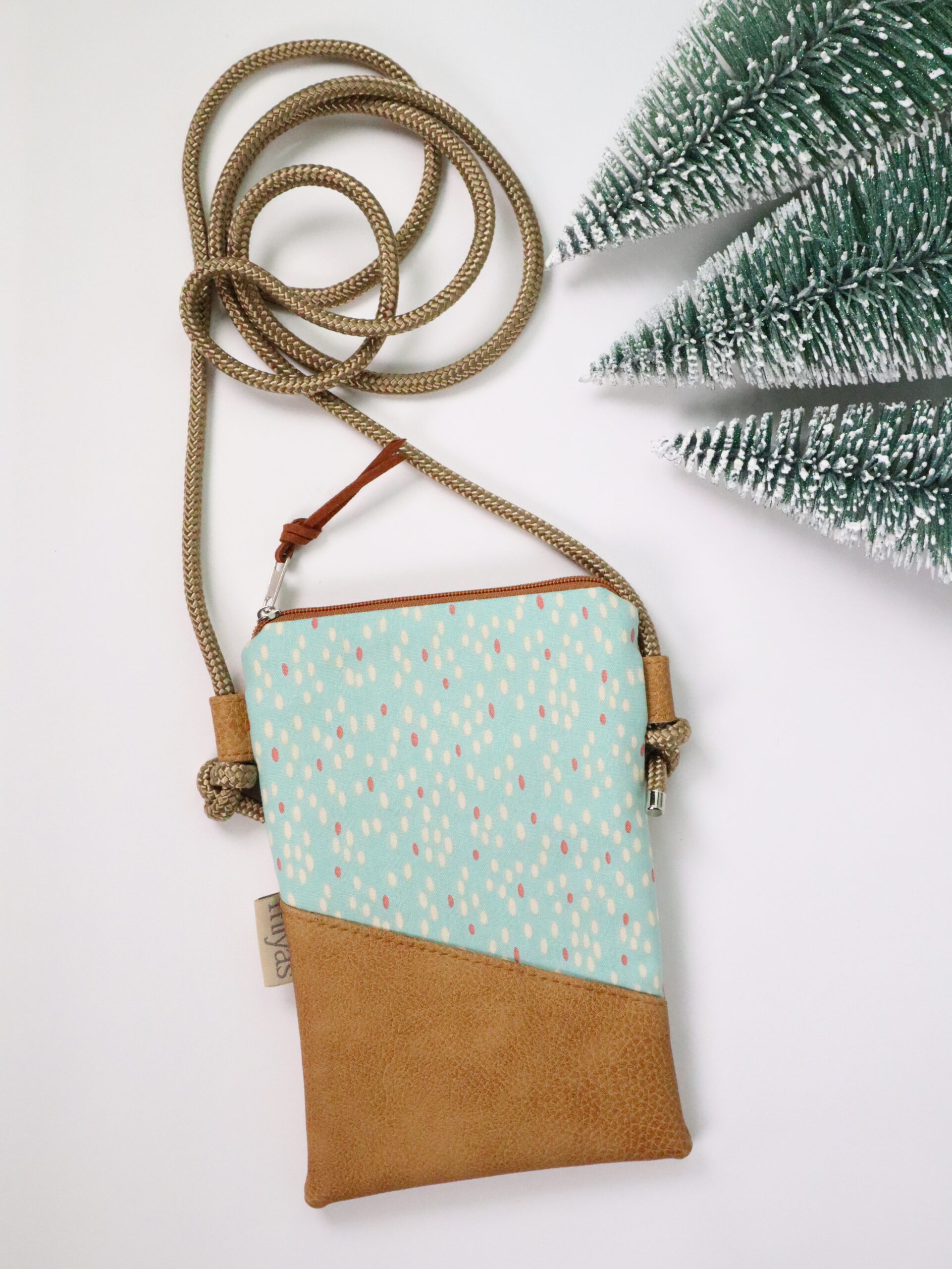 Tasche, handy, handytasche, handtasche, kleine tasche, umhängetasche, zum umhängen, modisch, trend, händy, handytrage, handybörse, umhängehandy, trendtasche, taschentrend, 2022, modisch, modische,