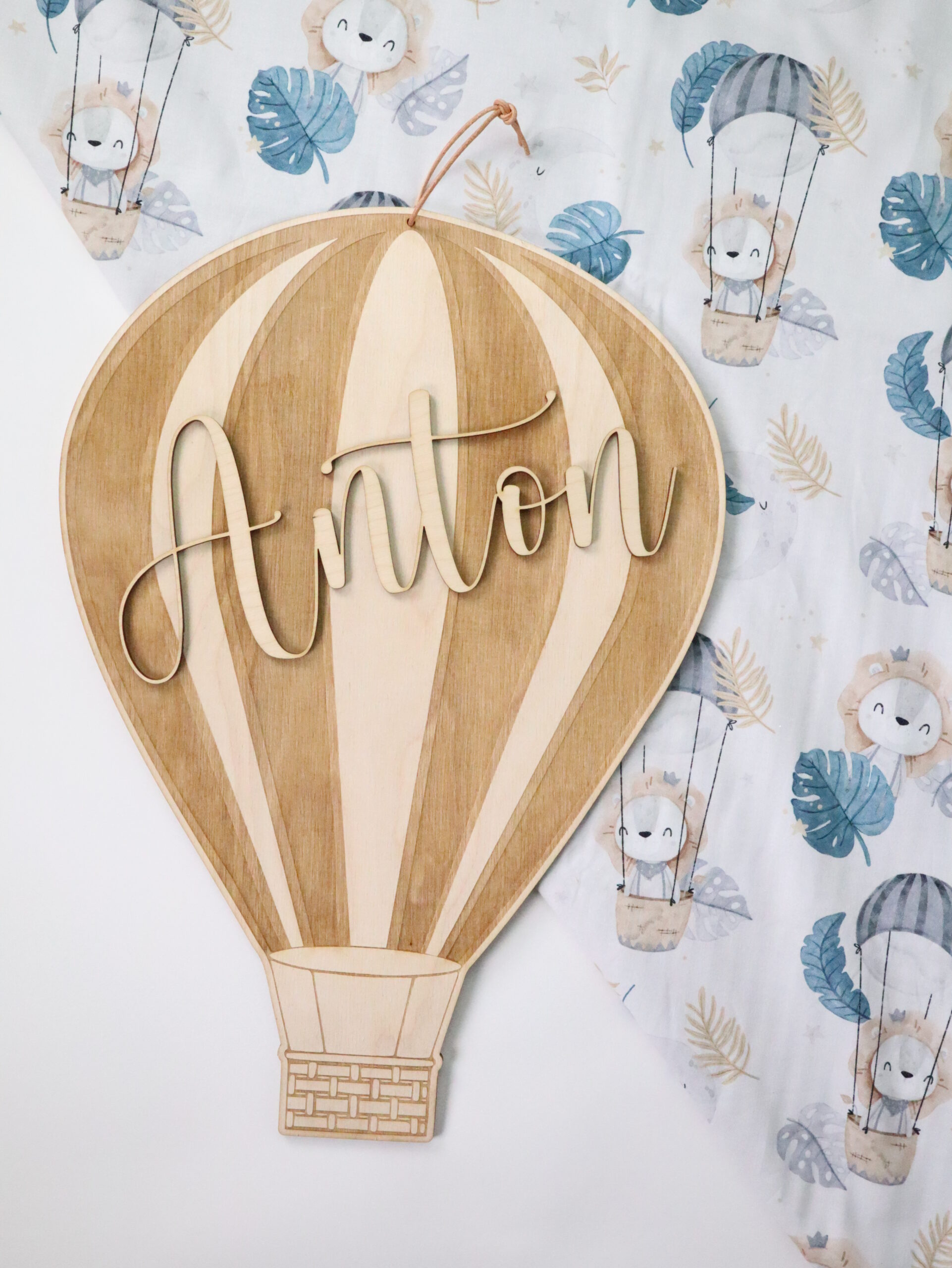 Ballon, deko, Heißluftballon, luftbaloon, dekoschild, name, namensschild, zimmer, zimmerdeko, kinderzimmer, geburt, geschenk, geschenke, geburtsgeschenk, bub, junge, boy, mädchen, süss, persönlich, besonders, holz, neutral, unisex,warm, modern, trend, dekotrend, trenddeko, handmade, handgemacht, handgefertigt, individuell