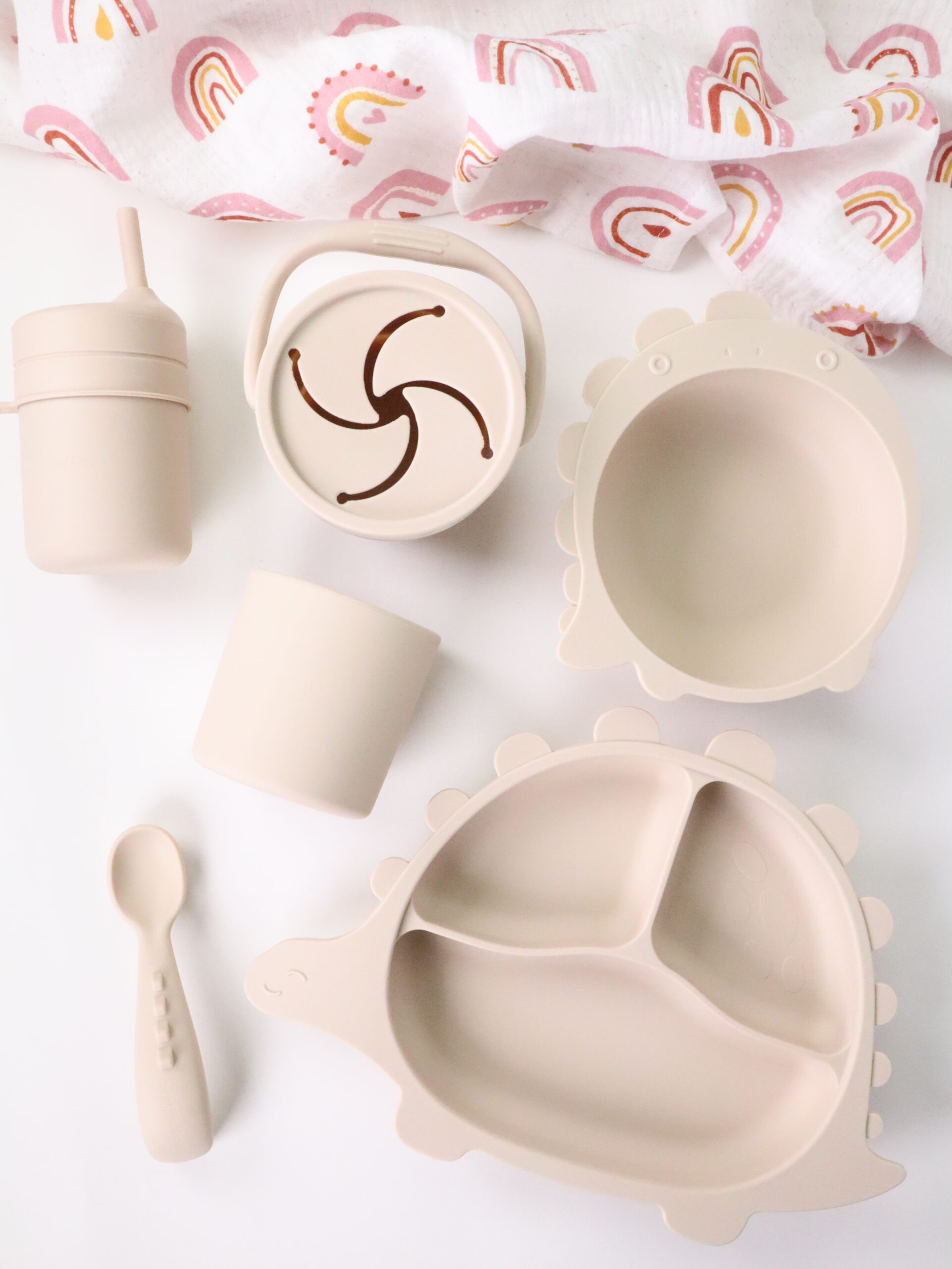 Essen, geschirr, kindergeschirr, babygeschirr, kind, baby, kleinkind, essen lernen, brei, beikost, breikost, teller, schale, schüssel, löffel, dino, dinos, dinosaurier, bunt, pastell, modern, trend, praktisch, geburtsgeschenk