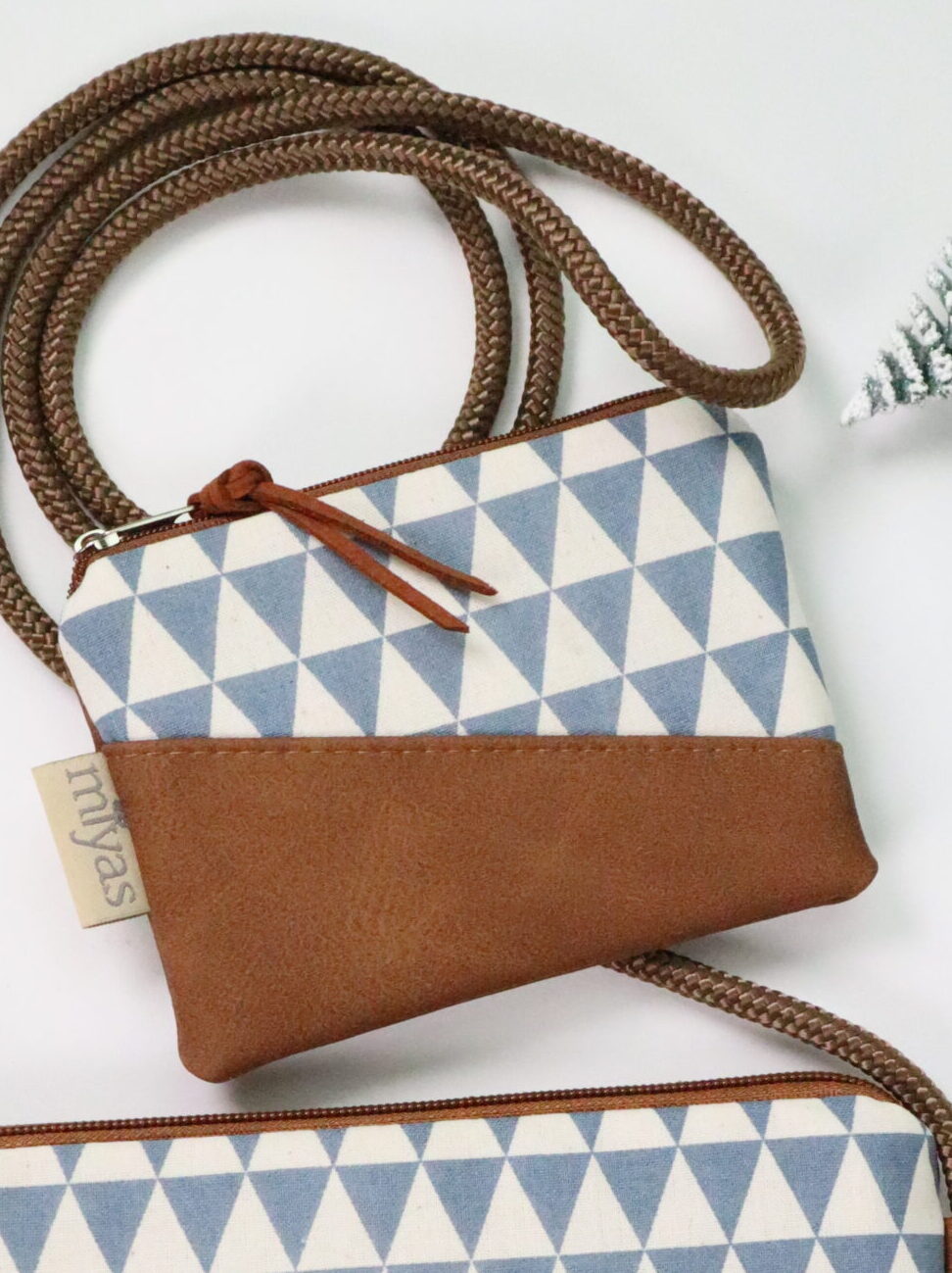 Täschchen, geld, geldtasche, geldbörse, börse, börserl, bunt, modern, modisch, trend, trendtasche, täschchen, cool, muster, kunstleder, vegan, veganes leder, nachhaltig, handmade, handgemacht, handgefertigt,