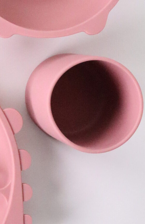 Essen, geschirr, kindergeschirr, babygeschirr, kind, baby, kleinkind, essen lernen, brei, beikost, breikost, teller, schale, schüssel, löffel, dino, dinos, dinosaurier, bunt, pastell, modern, trend, praktisch, geburtsgeschenk