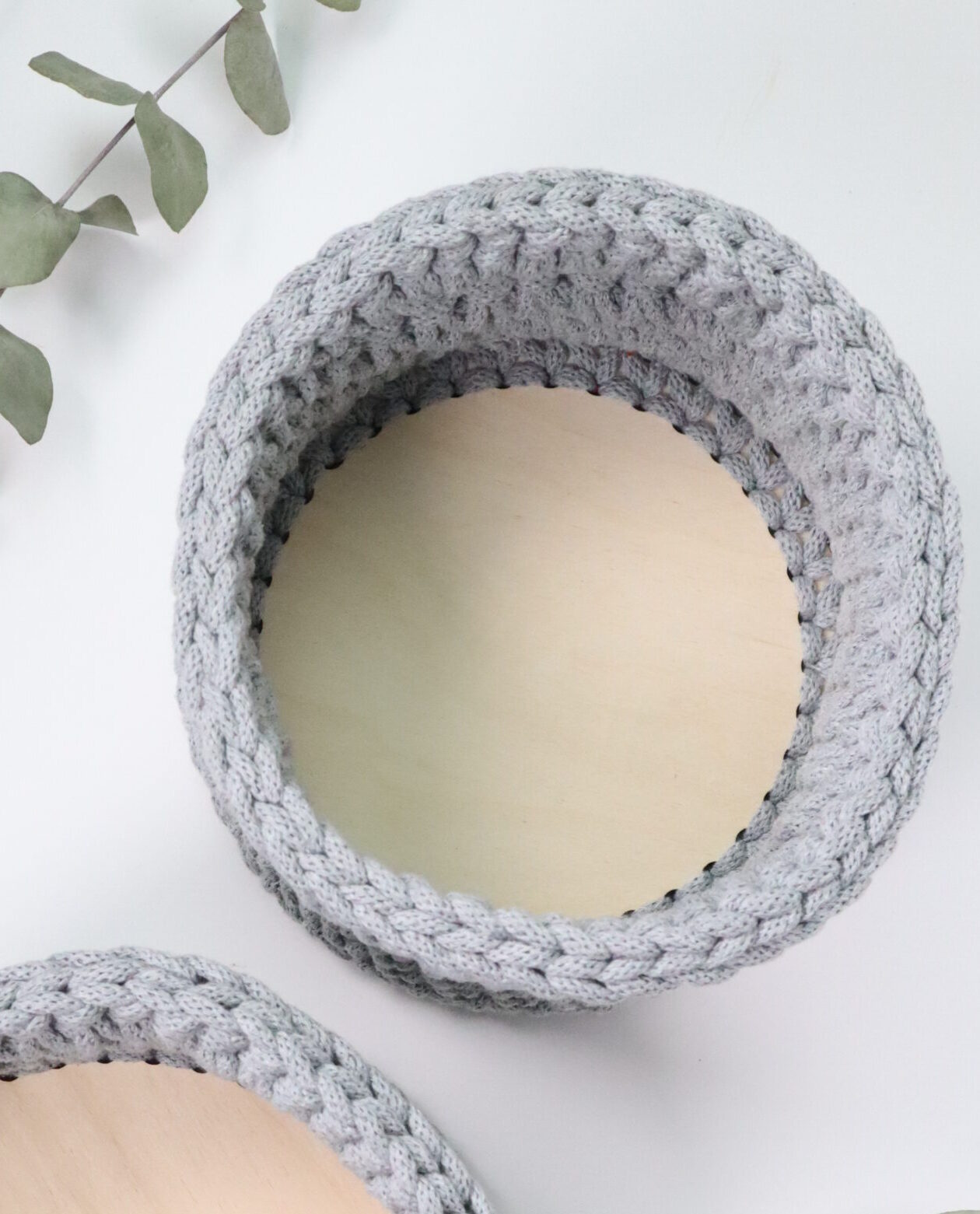 Korb, häkelkorb, häkel, gehäkelt, garn, makramee, makrameegarn, strickkorb, deko, dekoration, aufbewahrung, korb, körbchen, textil, holz, holzboden, prakisch, kind, mama, oma, geschenk, mitbringsel, schenken, nest, osternest, ostern