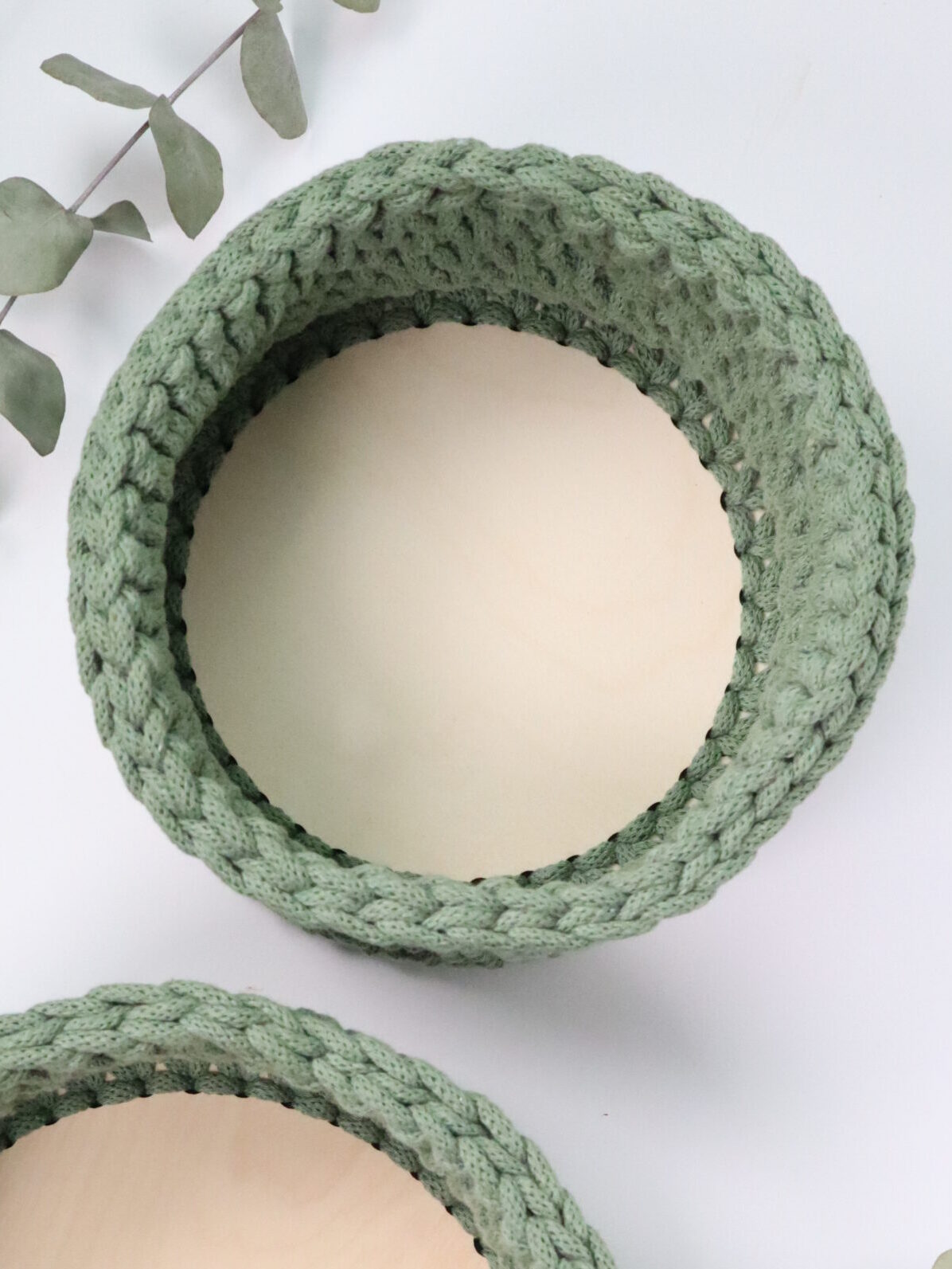 Korb, häkelkorb, häkel, gehäkelt, garn, makramee, makrameegarn, strickkorb, deko, dekoration, aufbewahrung, korb, körbchen, textil, holz, holzboden, prakisch, kind, mama, oma, geschenk, mitbringsel, schenken, nest, osternest, ostern