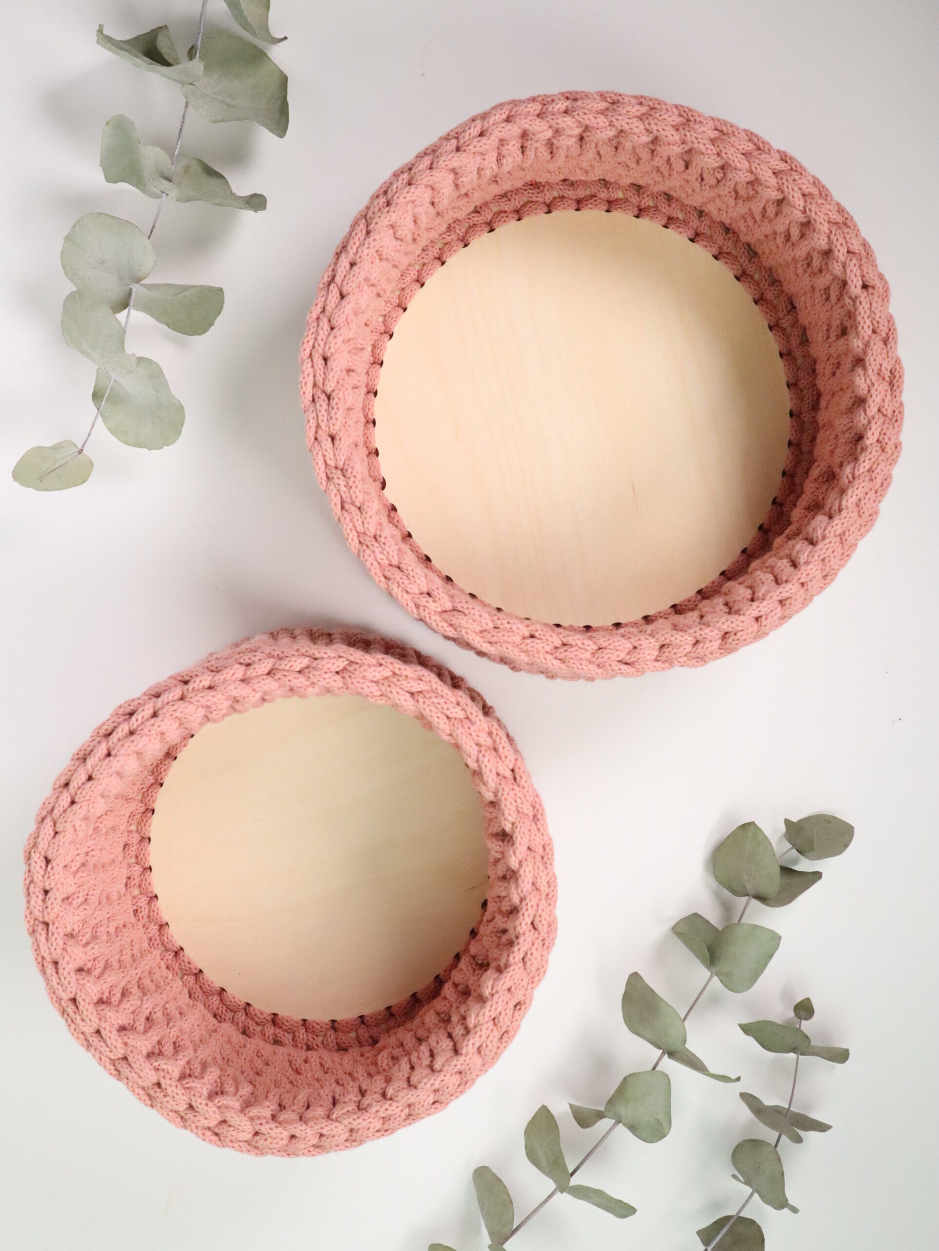 Korb, häkelkorb, häkel, gehäkelt, garn, makramee, makrameegarn, strickkorb, deko, dekoration, aufbewahrung, korb, körbchen, textil, holz, holzboden, prakisch, kind, mama, oma, geschenk, mitbringsel, schenken, nest, osternest, ostern