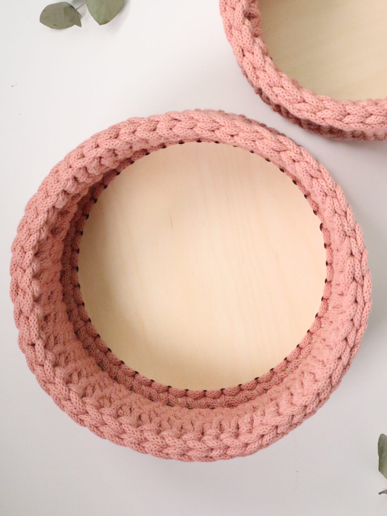 Korb, häkelkorb, häkel, gehäkelt, garn, makramee, makrameegarn, strickkorb, deko, dekoration, aufbewahrung, korb, körbchen, textil, holz, holzboden, prakisch, kind, mama, oma, geschenk, mitbringsel, schenken, nest, osternest, ostern