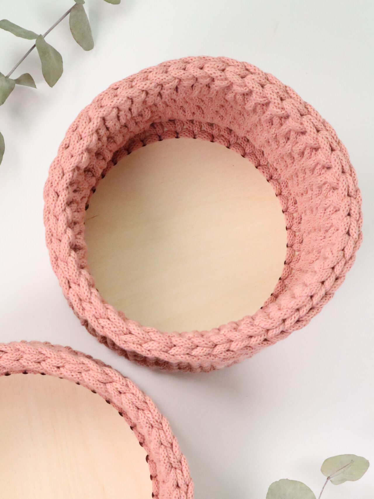 Korb, häkelkorb, häkel, gehäkelt, garn, makramee, makrameegarn, strickkorb, deko, dekoration, aufbewahrung, korb, körbchen, textil, holz, holzboden, prakisch, kind, mama, oma, geschenk, mitbringsel, schenken, nest, osternest, ostern