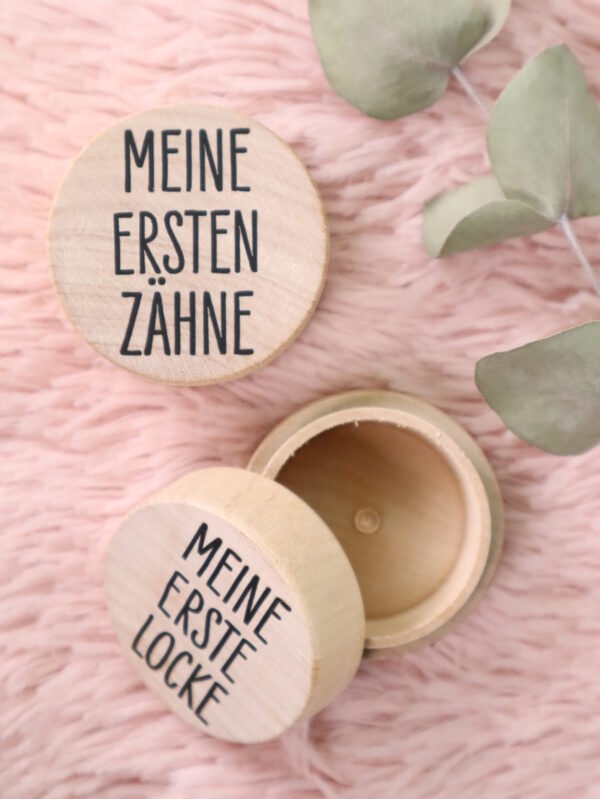 Zahndose, dose, holz, holzdose, rund, rundes, runde, holzschatulle, schatulle, döschen, natur, aufbewahrung, locke, zahn, zähne, milchzähne, milchzahn, erster, zahn, zähne, zahnfee, geschenk, kind, kindergarten, geburt, geburtstag, geburtstagsgeschenk, schenken, locke, haar, haare, für dich, herz, geschenkdose, ringdose, ringschachtel