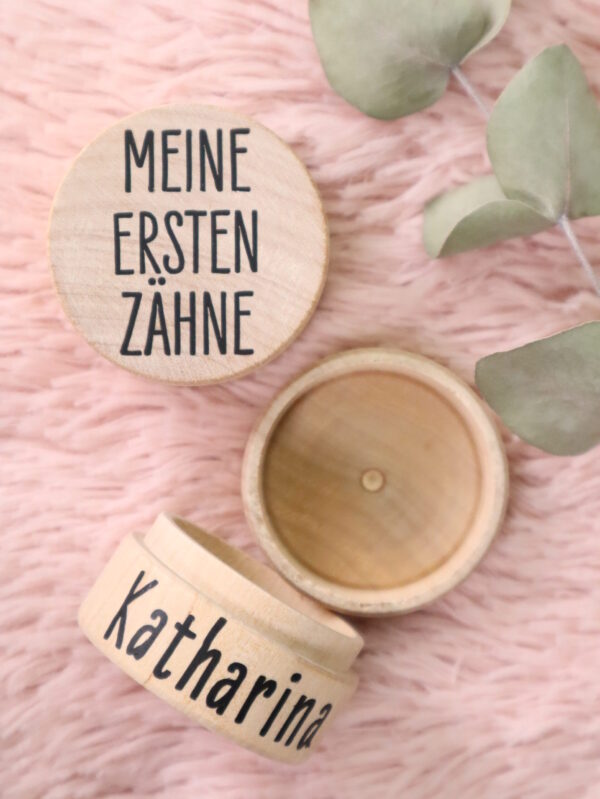 Zahndose, dose, holz, holzdose, rund, rundes, runde, holzschatulle, schatulle, döschen, natur, aufbewahrung, locke, zahn, zähne, milchzähne, milchzahn, erster, zahn, zähne, zahnfee, geschenk, kind, kindergarten, geburt, geburtstag, geburtstagsgeschenk, schenken, locke, haar, haare, für dich, herz, geschenkdose, ringdose, ringschachtel