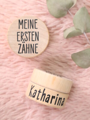 Zahndose, dose, holz, holzdose, rund, rundes, runde, holzschatulle, schatulle, döschen, natur, aufbewahrung, locke, zahn, zähne, milchzähne, milchzahn, erster, zahn, zähne, zahnfee, geschenk, kind, kindergarten, geburt, geburtstag, geburtstagsgeschenk, schenken, locke, haar, haare, für dich, herz, geschenkdose, ringdose, ringschachtel