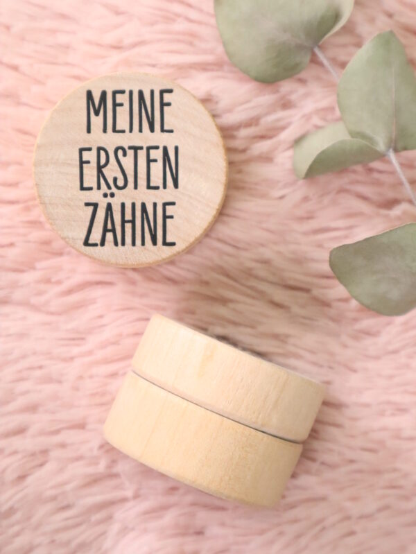 Zahndose, dose, holz, holzdose, rund, rundes, runde, holzschatulle, schatulle, döschen, natur, aufbewahrung, locke, zahn, zähne, milchzähne, milchzahn, erster, zahn, zähne, zahnfee, geschenk, kind, kindergarten, geburt, geburtstag, geburtstagsgeschenk, schenken, locke, haar, haare