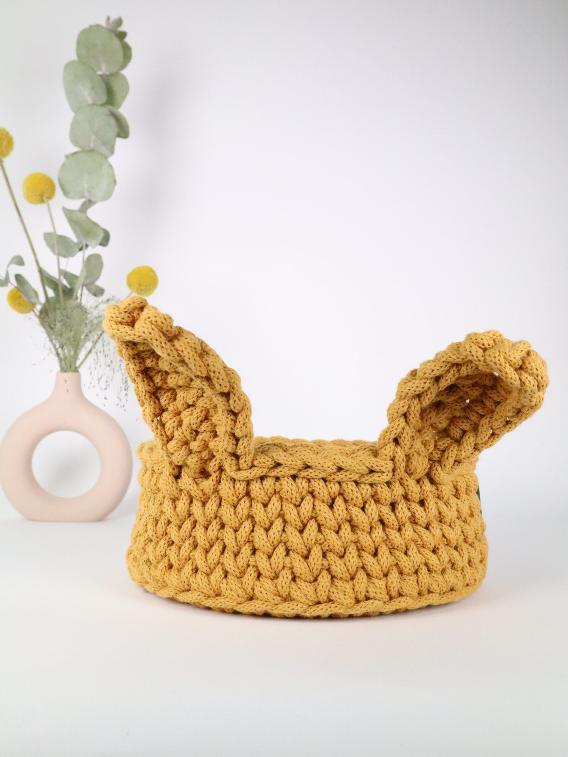 Korb, häkelkorb, häkel, gehäkelt, garn, makramee, makrameegarn, strickkorb, deko, dekoration, aufbewahrung, korb, körbchen, textil, holz, holzboden, prakisch, kind, mama, oma, geschenk, mitbringsel, schenken, nest, osternest, ostern, hase, osterhase, hasen, ohr, ohren,