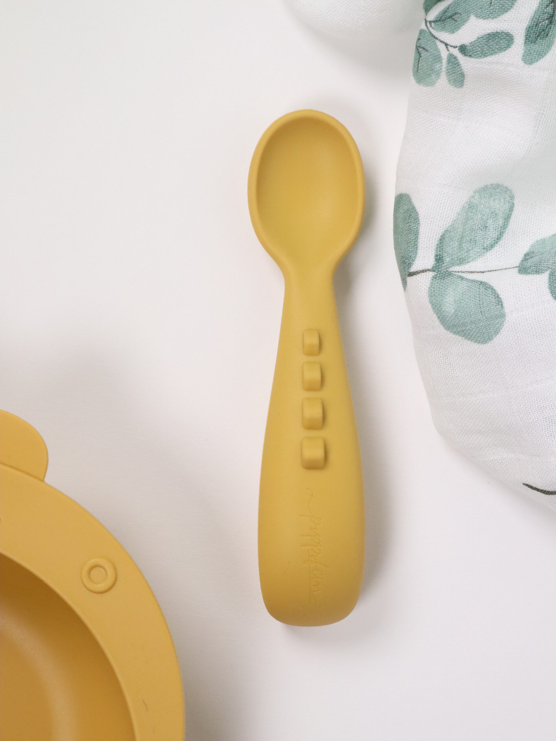 Essen, geschirr, kindergeschirr, babygeschirr, kind, baby, kleinkind, essen lernen, brei, beikost, breikost, teller, schale, schüssel, löffel, dino, dinos, dinosaurier, bunt, pastell, modern, trend, praktisch, geburtsgeschenk