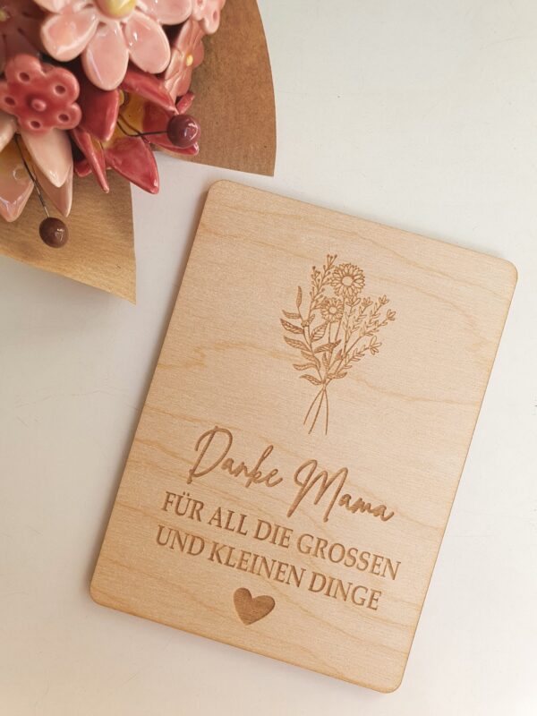 Mama, Muttertag, Mutter, beste, kleine, großen, dinge, holz, laser, gelasert, schenken, beste mama, herzensmensch, frau, partnerin, mutti, persönlich, liebevoll, liebe, herz, blume, blumenstrauß, danke für all die großen und die kleinen dinge, danke, herzlich, dankeschön,