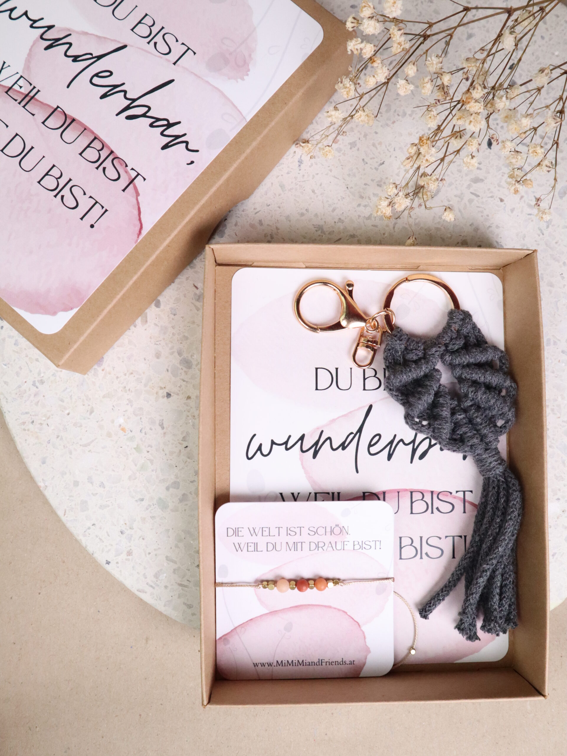 Set, geschenk, armband, schlüsselanhänger, schenken, box, geschenkset, karte, schön, dass, es, dich, gibt, wunderbar, die welt ist schön, freundin, kollegin, bff, wichtel, wichteln, wichtelgeschenk, weihnachten, christmas, weihnachtsgeschenk, schenken, kollegin, makramee, makrameeanhänger