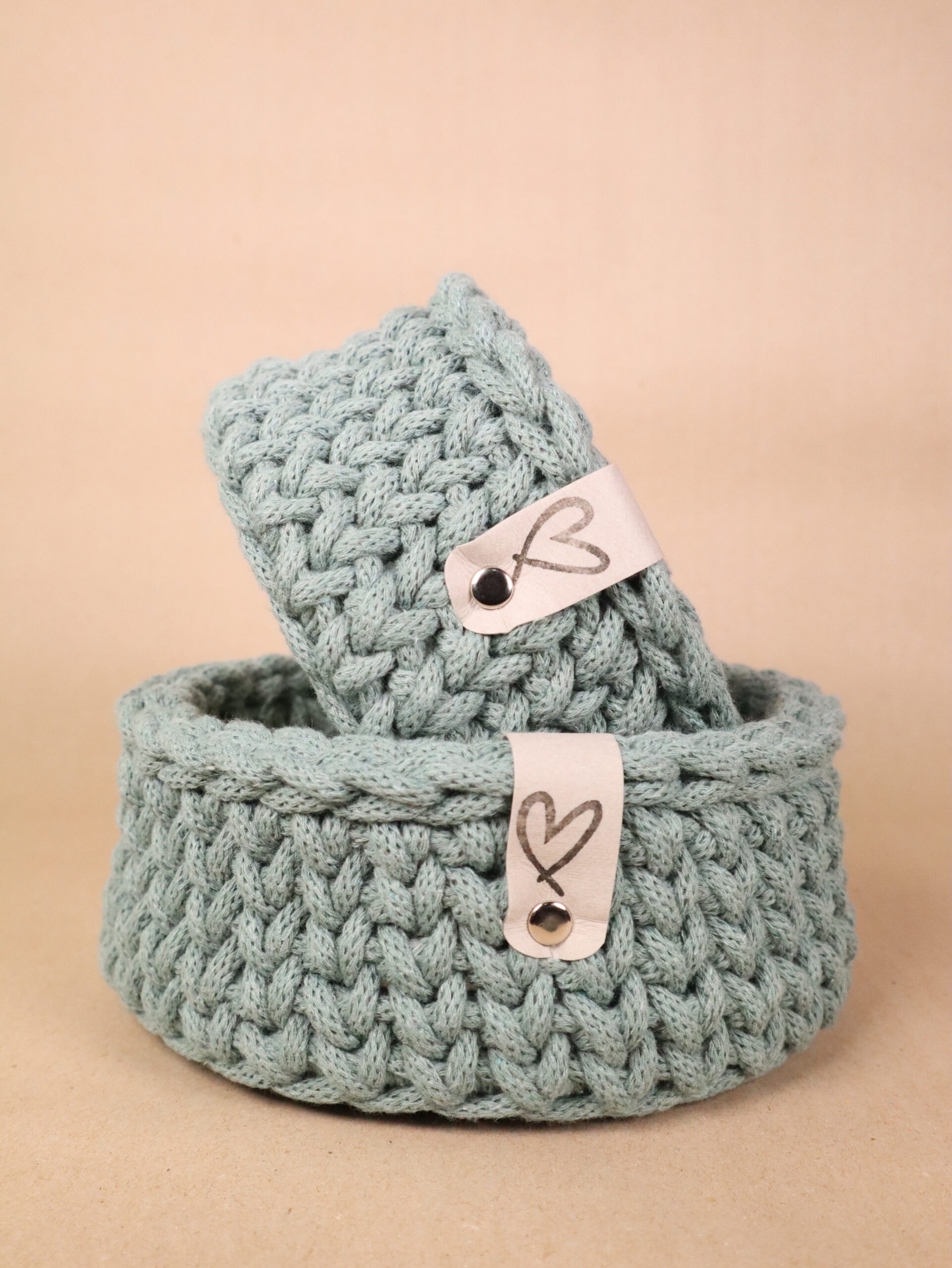 Korb, häkelkorb, häkel, gehäkelt, garn, makramee, makrameegarn, strickkorb, deko, dekoration, aufbewahrung, korb, körbchen, textil, holz, holzboden, prakisch, kind, mama, oma, geschenk, mitbringsel, schenken, häkelkorb, häkel, gehäkelt, garn, makramee, makrameegarn, strickkorb, deko, dekoration, aufbewahrung, korb, körbchen, textil, holz, holzboden, prakisch, kind, mama, oma, geschenk, mitbringsel, schenken, weihnachten, wichtel, wichtel, wichtelgeschenk, geschenk, geschenke