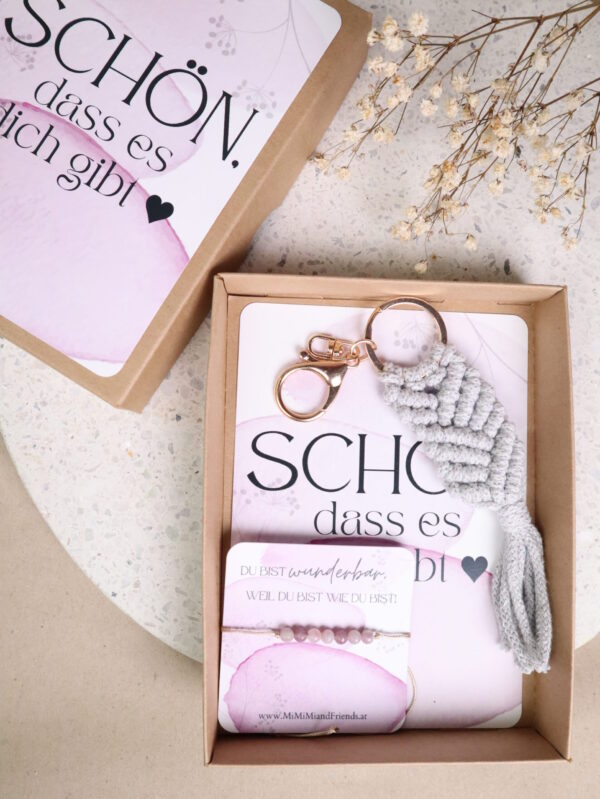 Set, geschenk, armband, schlüsselanhänger, schenken, box, geschenkset, karte, schön, dass, es, dich, gibt, wunderbar, die welt ist schön, freundin, kollegin, bff, wichtel, wichteln, wichtelgeschenk, weihnachten, christmas, weihnachtsgeschenk, schenken, kollegin, makramee, makrameeanhänger