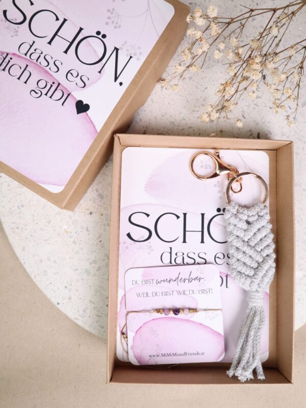 Set, geschenk, armband, schlüsselanhänger, schenken, box, geschenkset, karte, schön, dass, es, dich, gibt, wunderbar, die welt ist schön, freundin, kollegin, bff, wichtel, wichteln, wichtelgeschenk, weihnachten, christmas, weihnachtsgeschenk, schenken, kollegin, makramee, makrameeanhänger
