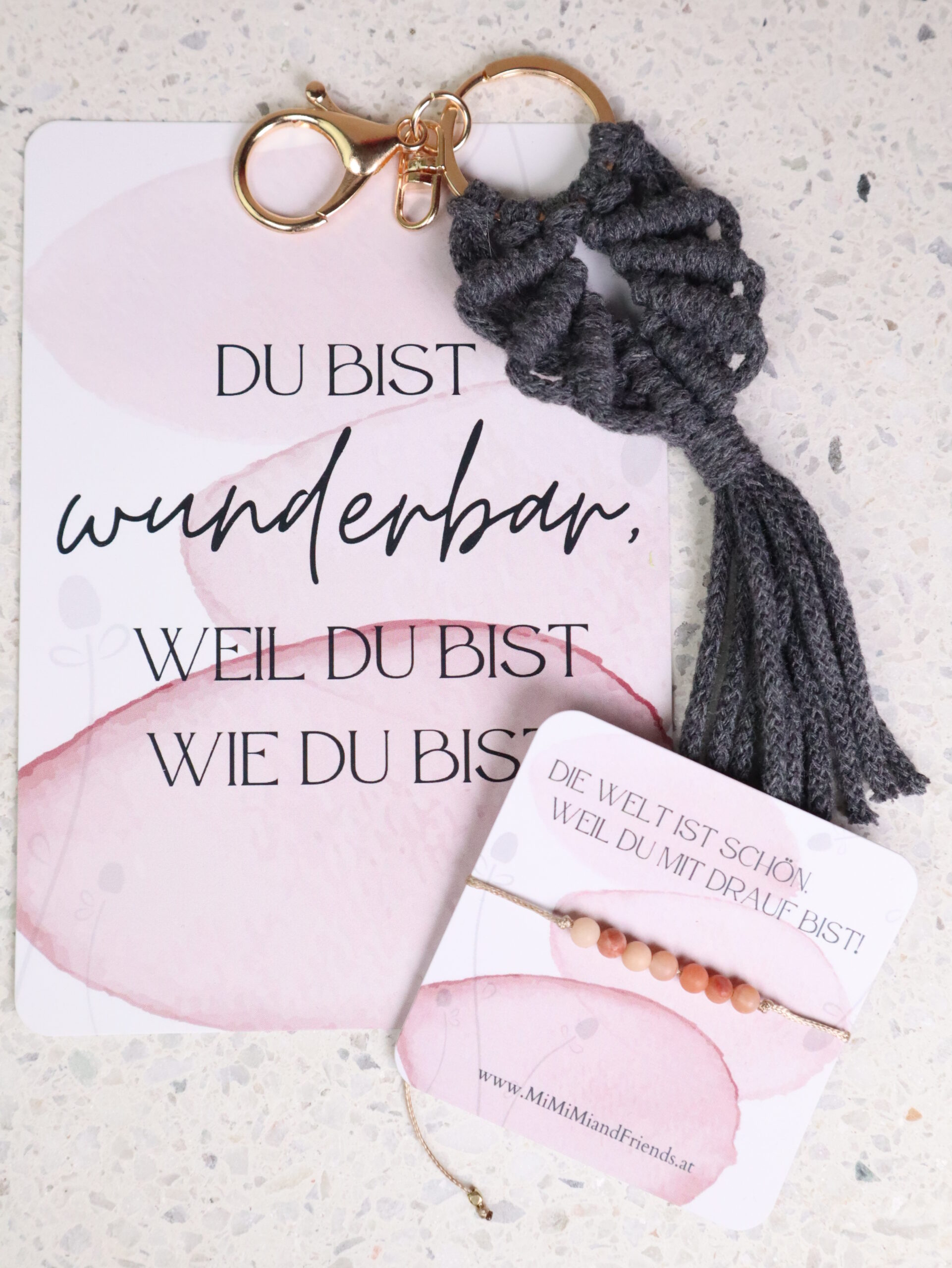 Set, geschenk, armband, schlüsselanhänger, schenken, box, geschenkset, karte, schön, dass, es, dich, gibt, wunderbar, die welt ist schön, freundin, kollegin, bff, wichtel, wichteln, wichtelgeschenk, weihnachten, christmas, weihnachtsgeschenk, schenken, kollegin, makramee, makrameeanhänger