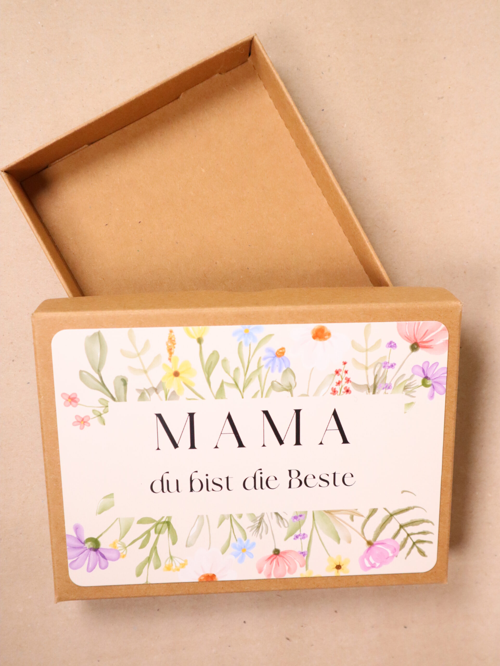 Set, Geschenkset, geschenk, schenken, box, schachtel, karton, armband, schlüsselanhänger, anhänger, edelstein, rhodonit, mama, beste, der, welt, geschenk, einkaufen, regional, handgefertigt, mit, liebe, handmade, eferding, oberösterreich, wels, linz, geschäft, laden, heilsteine, liebevoll, plus, city, shoppen, in, der, nähe, muttertag, geburtstag, besonders