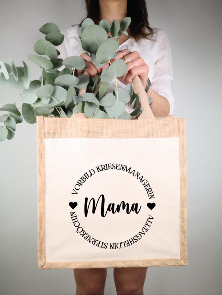 Jutetasche, Tasche, jute, tragen, schenken, geschenk, besonders, mama, oma, mutter, mami, mutti, muttertag, beste, mesiterköchin, liebevoll, mutmacherin, dekoqueen, alltagsheldin, geschenk, einkaufen, kaufen, online, shoppen, bestellen, internet, eferding, laden, geschäft, lin, wels, in meiner. nähe, besonders, handgemacht, handmade, handgefertigt, spruch, herz