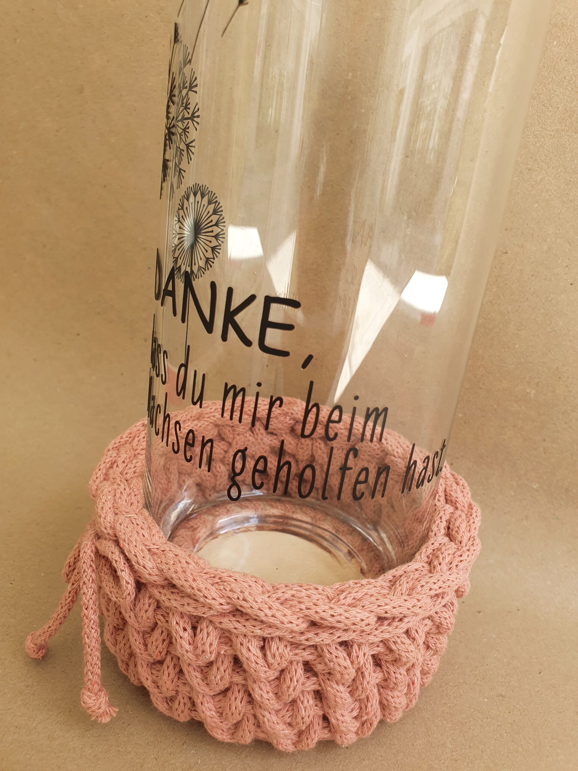 abschluss, schule, schulschluss, ferien, sommer, sommerferien, korb, häkeln, gehäkelt, häkelkorb, glas, windlicht, vase, danke, dass, du mir, beim wachsen, geholfe, hast, geschen, schenken, kindergarten, kiga, hort, krabbelstube, erzieherin, frau, tante, liebevoll, erziehung, pädagogin, pädagoge, schulschluss, abschluss, ferienstart, kaufen, einkaufen, shoppen, reional, in, meiner, nähe, eferding, wels, linz, oberösterreich, geschenk, geschenke, liebevoll, besonders, einzigartig, wolle, bobbiny, korb, blume,