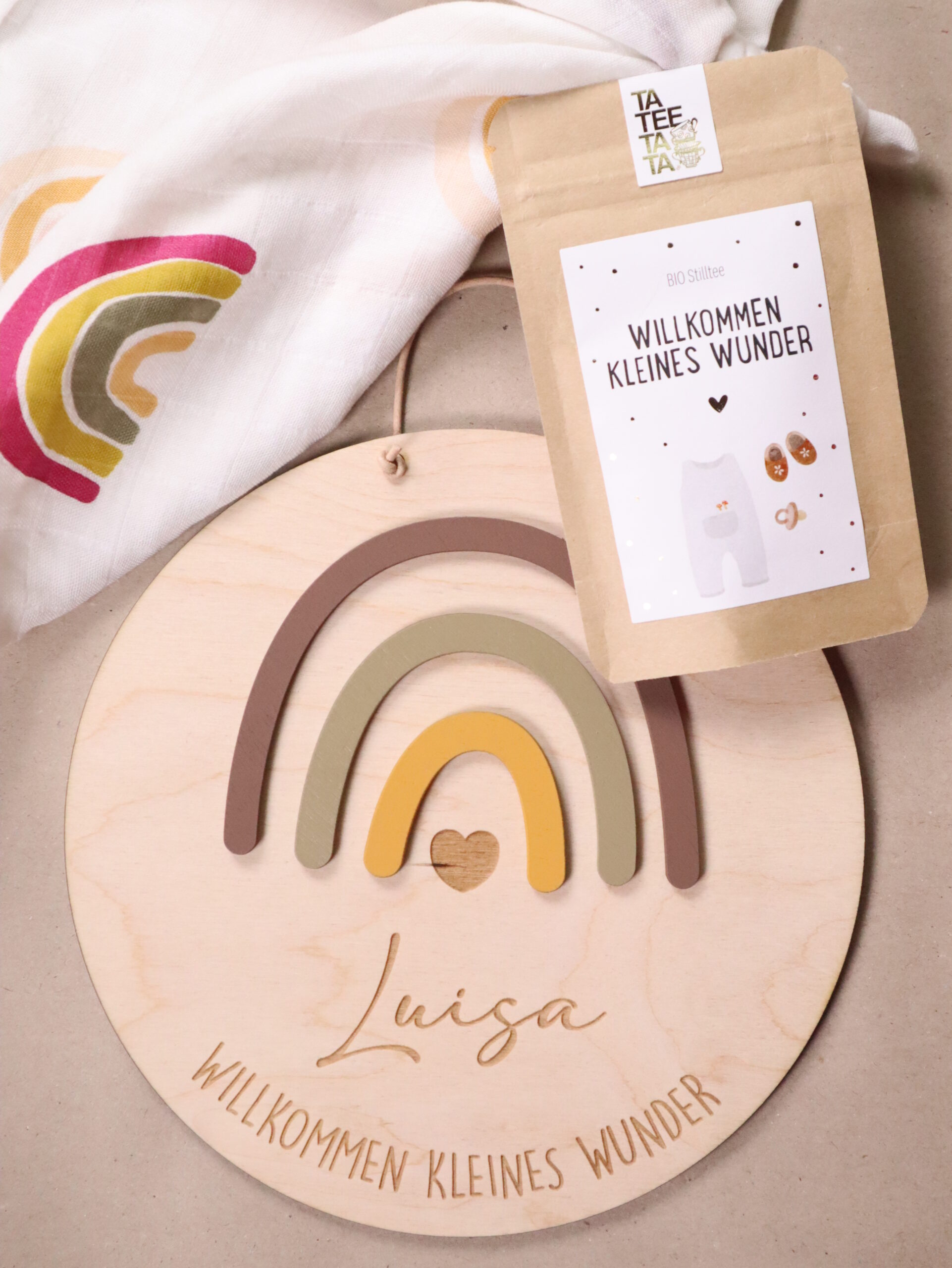 Name, Namensschild, willkommen, kleines, wunder, deko, schild, türschild, regenbogen, geschenk, schenken, neugboren, new born, geburt, baby, shower, babyshower, party, zur, geburtsgeschenk, einkaufen, oberösterreich, liebevoll, besonders, geschenke shop, eferding, plus, city, linz, wels, in, meiner, nähe, shoppen, einkaufen, geschenksidee, nichte, neffe, patenkind, taufe, taufkind, godi, gedi, taufpatin, taufpate, zimmer, zimmerdeko