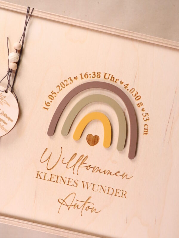 Name, kiste, box, erinnerung, erinnerungsbox, daten, namen, willkommen, kleines, wunder, deko, schild, türschild, regenbogen, geschenk, schenken, neugboren, new born, geburt, baby, shower, babyshower, party, zur, geburtsgeschenk, einkaufen, oberösterreich, liebevoll, besonders, geschenke shop, eferding, plus, city, linz, wels, in, meiner, nähe, shoppen, einkaufen, geschenksidee, nichte, neffe, patenkind, taufe, taufkind, godi, gedi, taufpatin, taufpate, zimmer, zimmerdeko