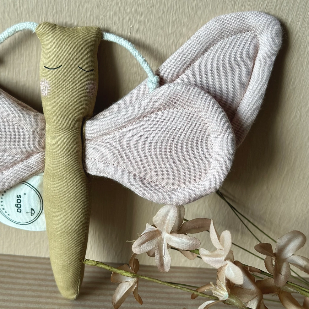 baby, schmusetuch, schnuffeltuch, baumwolle, bio, biobaumwolle, natur, besonders, liebevoll, geschenk, schenken, geburt, babyparty, schön, eferding, oberösterreich, wels, linz, online, bestellenb, laden, geschäft, shoppen, in meiner nähe, schmetterling, flügel, fliegen, kind, beschenken, weisad, geburtsgeschenk, geburt, nachwuchs, pate, patin, godi, gedi, ganzs, ente, vogel, knister, tuch, knistern. libelle, schmetterling, schmusetuch, sinne, spielen, erstes, spielzeug