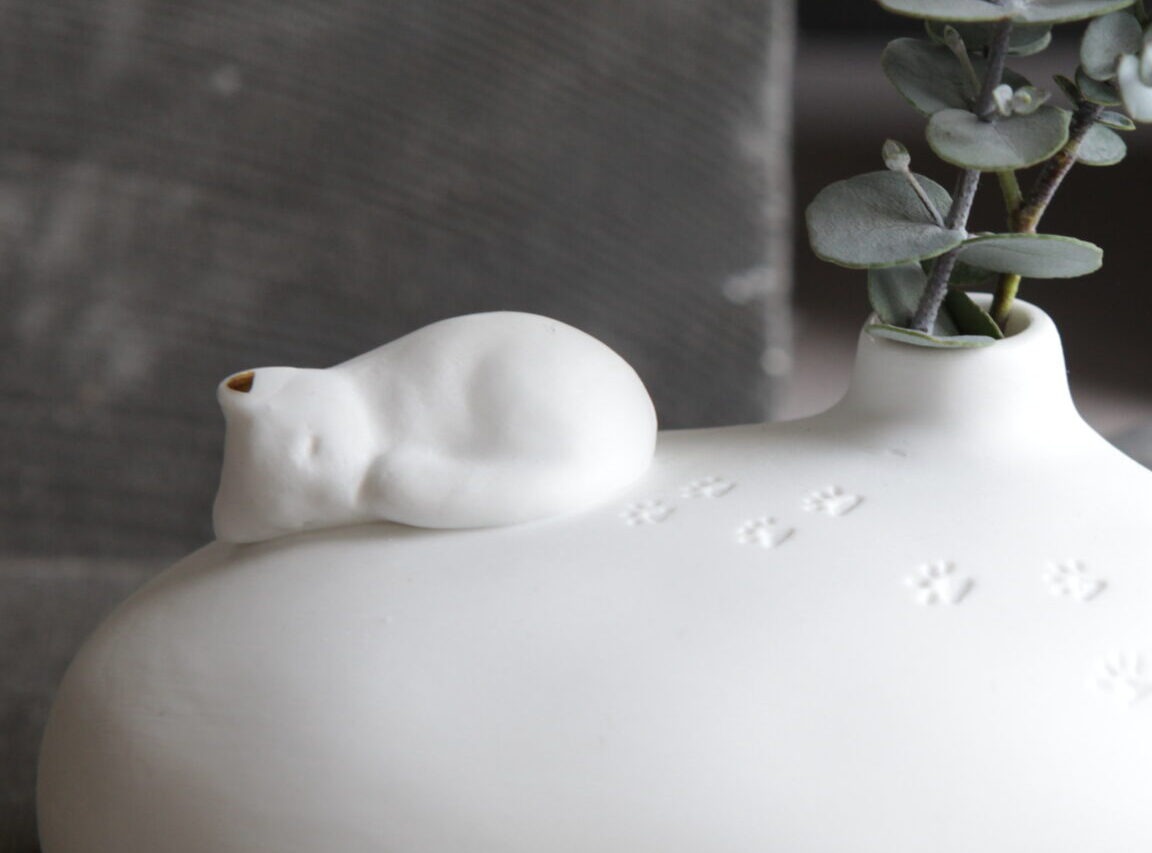 vase, keramik, keramikvase, deko, love, liebe, dekoration, weiß, natur, neutral, gold, detail, minimalistisch, dezent, filigran, stein, blume, steinvase, blumenvase, good, old, friends, detail, dezen, modern, modisch, geschenk, schenken, online, shop, bestellen, shoppen, einkaufen, katze, tatze, pfote, samtpfote, katzenmama, liebe, katzenliebe, katzenfreundin