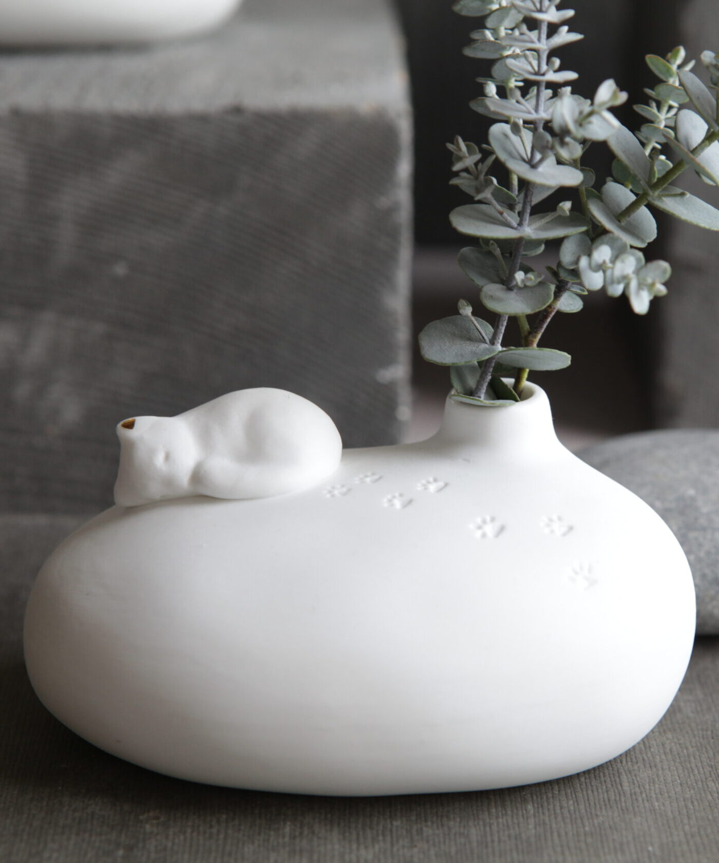 vase, keramik, keramikvase, deko, love, liebe, dekoration, weiß, natur, neutral, gold, detail, minimalistisch, dezent, filigran, stein, blume, steinvase, blumenvase, good, old, friends, detail, dezen, modern, modisch, geschenk, schenken, online, shop, bestellen, shoppen, einkaufen, katze, tatze, pfote, samtpfote, katzenmama, liebe, katzenliebe, katzenfreundin
