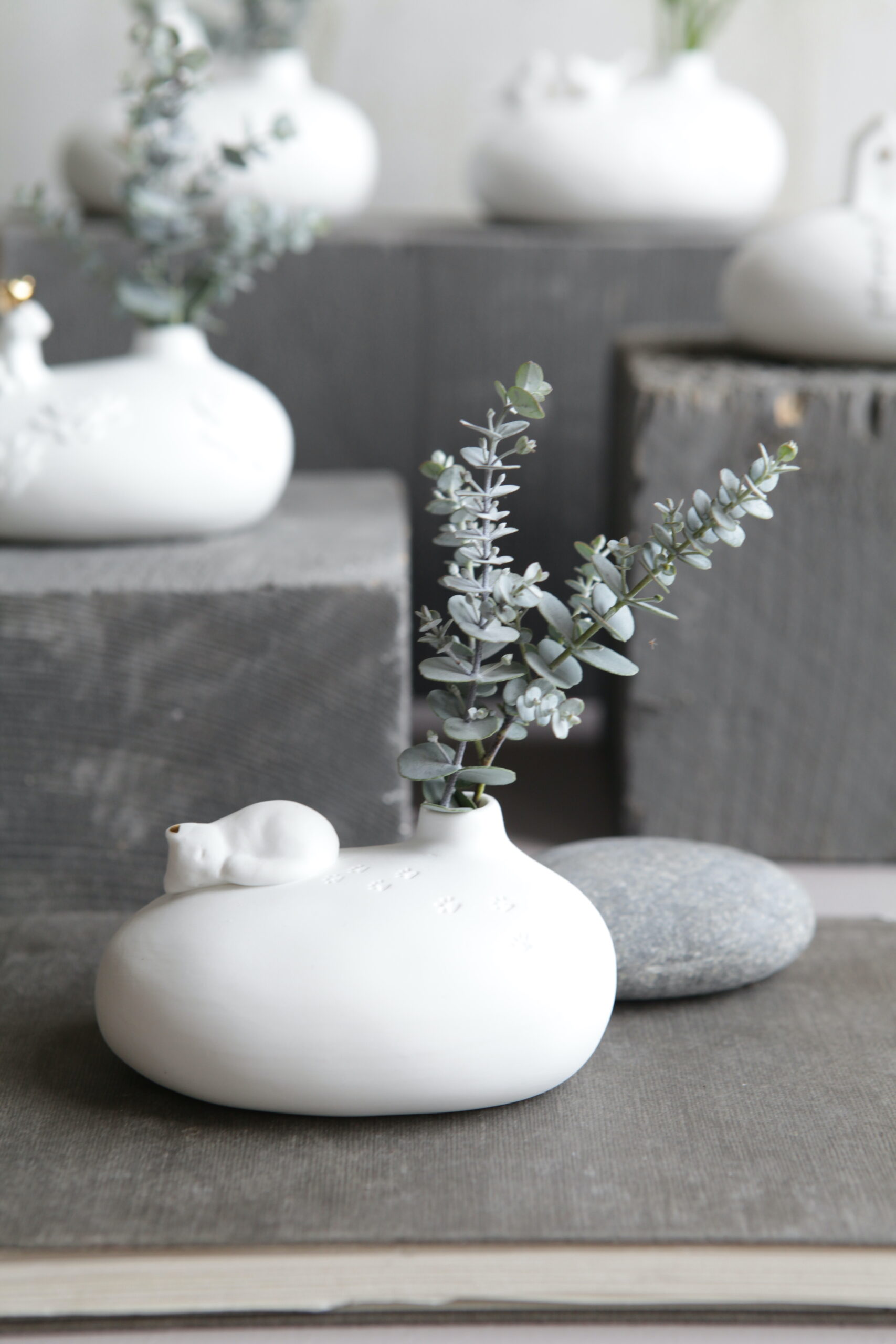 vase, keramik, keramikvase, deko, love, liebe, dekoration, weiß, natur, neutral, gold, detail, minimalistisch, dezent, filigran, stein, blume, steinvase, blumenvase, good, old, friends, detail, dezen, modern, modisch, geschenk, schenken, online, shop, bestellen, shoppen, einkaufen, katze, tatze, pfote, samtpfote, katzenmama, liebe, katzenliebe, katzenfreundin