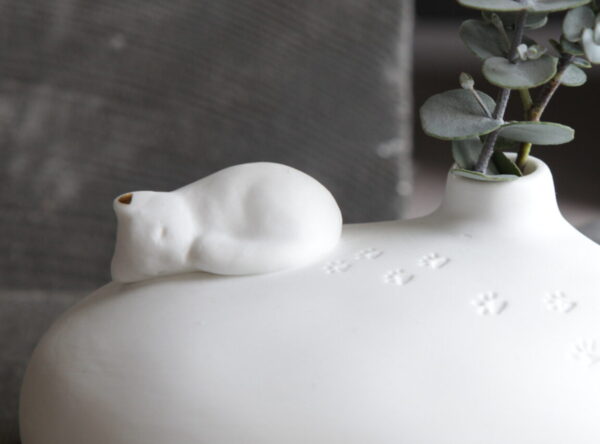 vase, keramik, keramikvase, deko, love, liebe, dekoration, weiß, natur, neutral, gold, detail, minimalistisch, dezent, filigran, stein, blume, steinvase, blumenvase, good, old, friends, detail, dezen, modern, modisch, geschenk, schenken, online, shop, bestellen, shoppen, einkaufen, katze, tatze, pfote, samtpfote, katzenmama, liebe, katzenliebe, katzenfreundin
