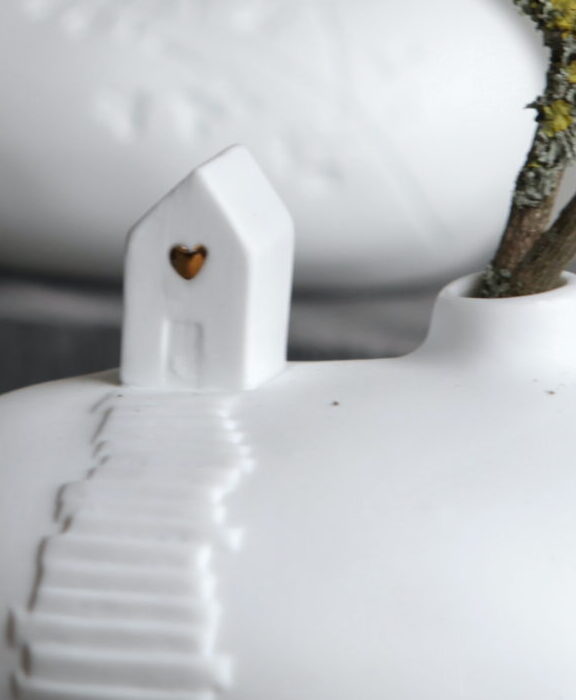 vase, keramik, keramikvase, deko, love, liebe, dekoration, weiß, natur, neutral, gold, detail, minimalistisch, dezent, filigran, stein, blume, steinvase, blumenvase, good, old, friends, detail, dezen, modern, modisch, geschenk, schenken, online, shop, bestellen, shoppen, einkaufen, umzug, einzug, haus, hausbau, umbau, häuslbauer, zusammen ziehen, einzug, geschenk, mitbringsel