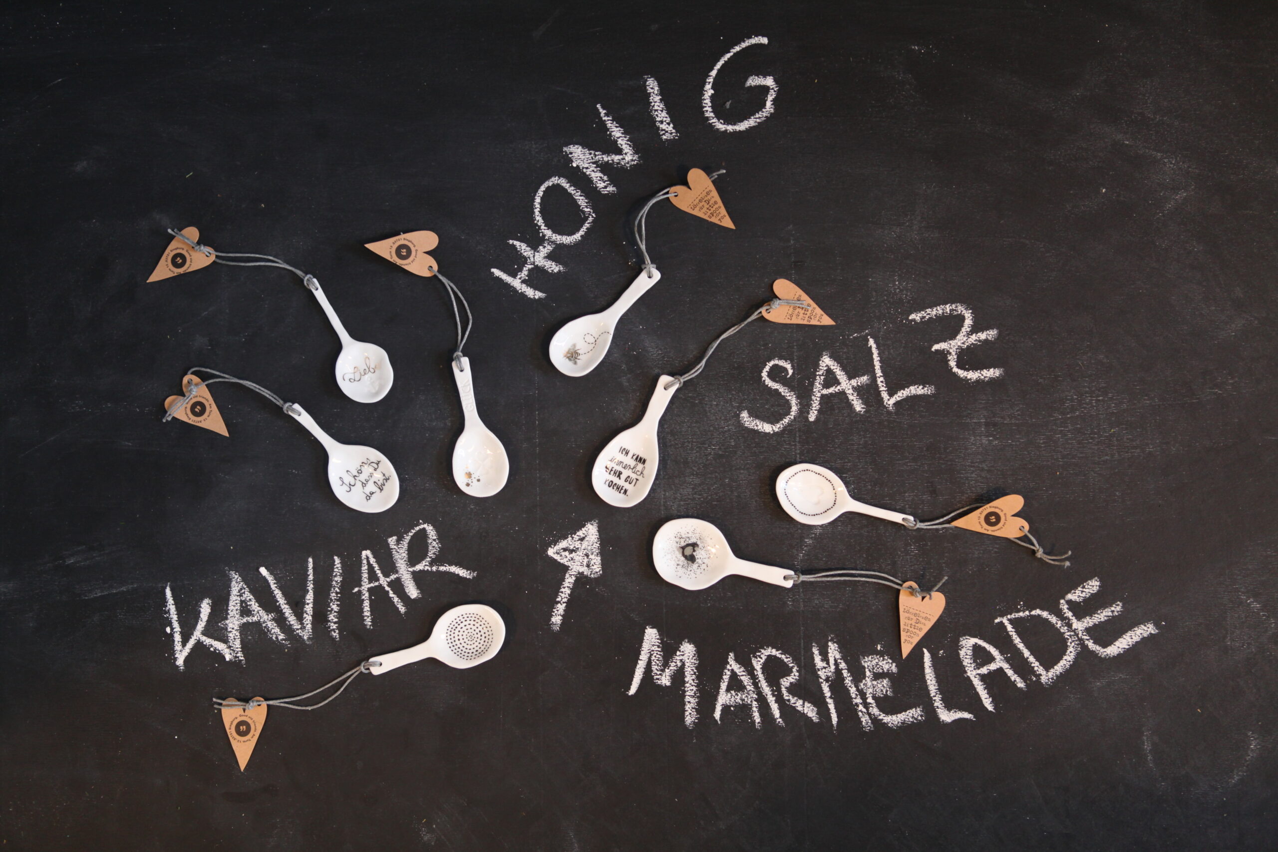 löfel, keramik, keramiklöffel, klein, mini, salz, natur, naturkeramik, deko, küche, kochen, essen, gedeckter, tisch, kulinarik, besteck, kaviar, honig, sauce, salz, salzlöffel, kaviarlöffel, dekoration, mit, liebe, gekocht, einladen, einladung, dinner, mitbringsel, schenken, geschenk, kaufen, einkaufen, geschenksidee, online, shop, shoppen, bestellen